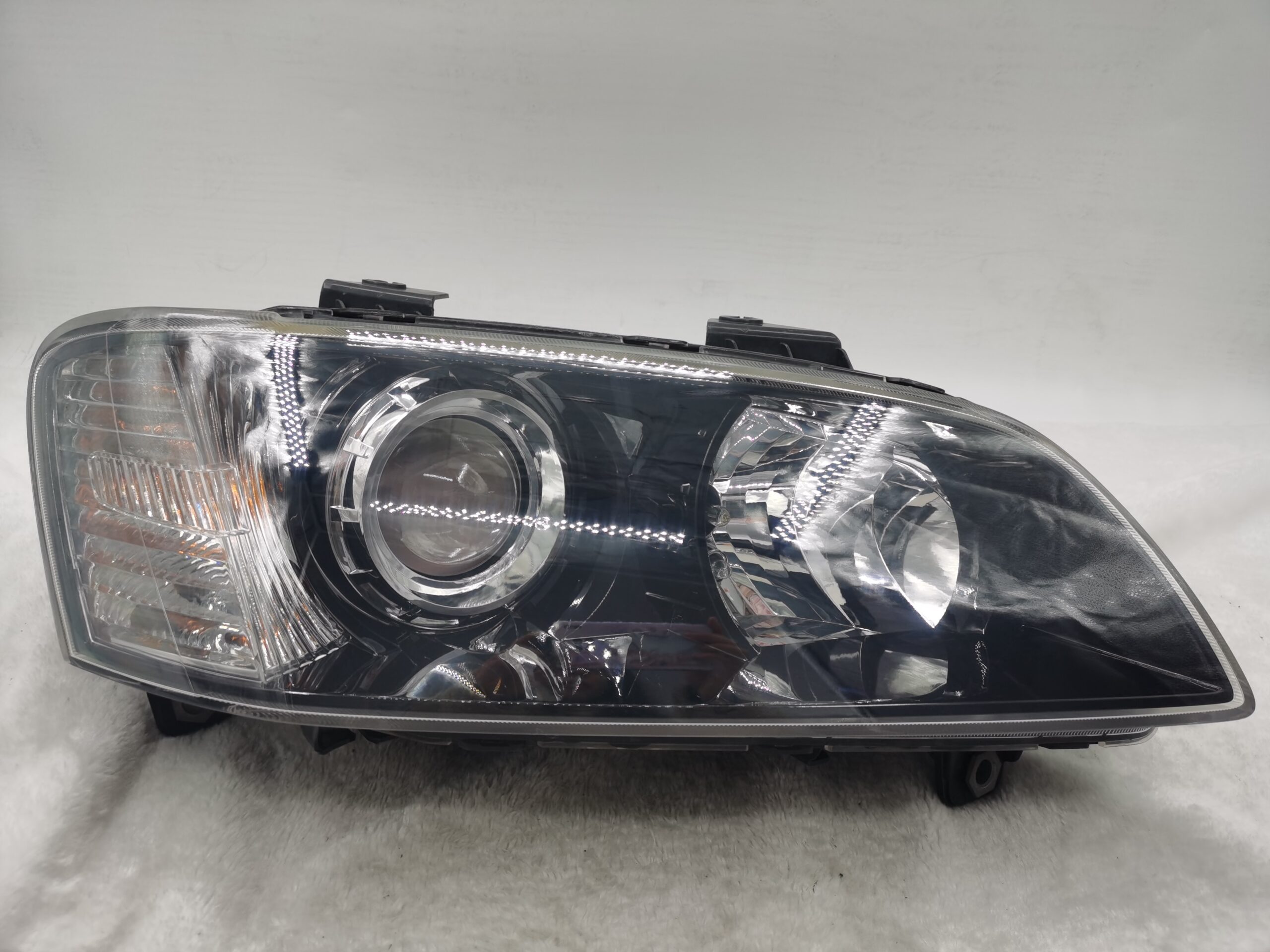 HOLDEN COMMODORE VE II SV6 2011-2012 LENS HALOGEN R.H.S HEADLIGHT ASSEMBLY