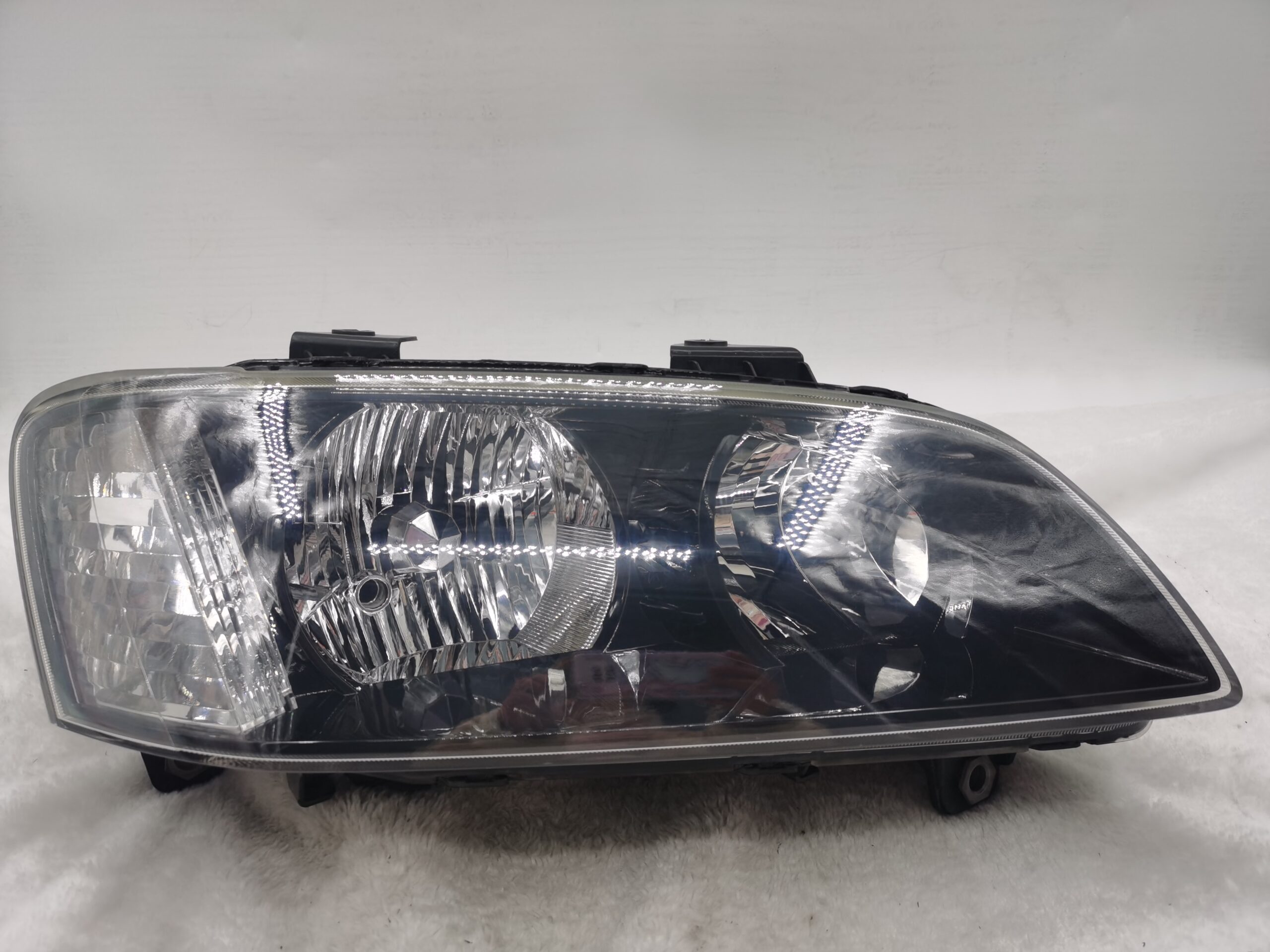 HOLDEN COMMODORE VE SV6 2007-2010 HALOGEN R.H.S HEADLIGHT ASSEMBLY