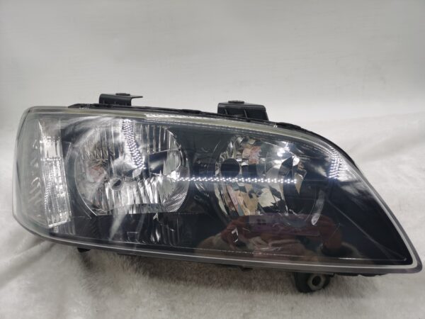 HOLDEN COMMODORE VE SV6 2007-2010 HALOGEN R.H.S HEADLIGHT ASSEMBLY