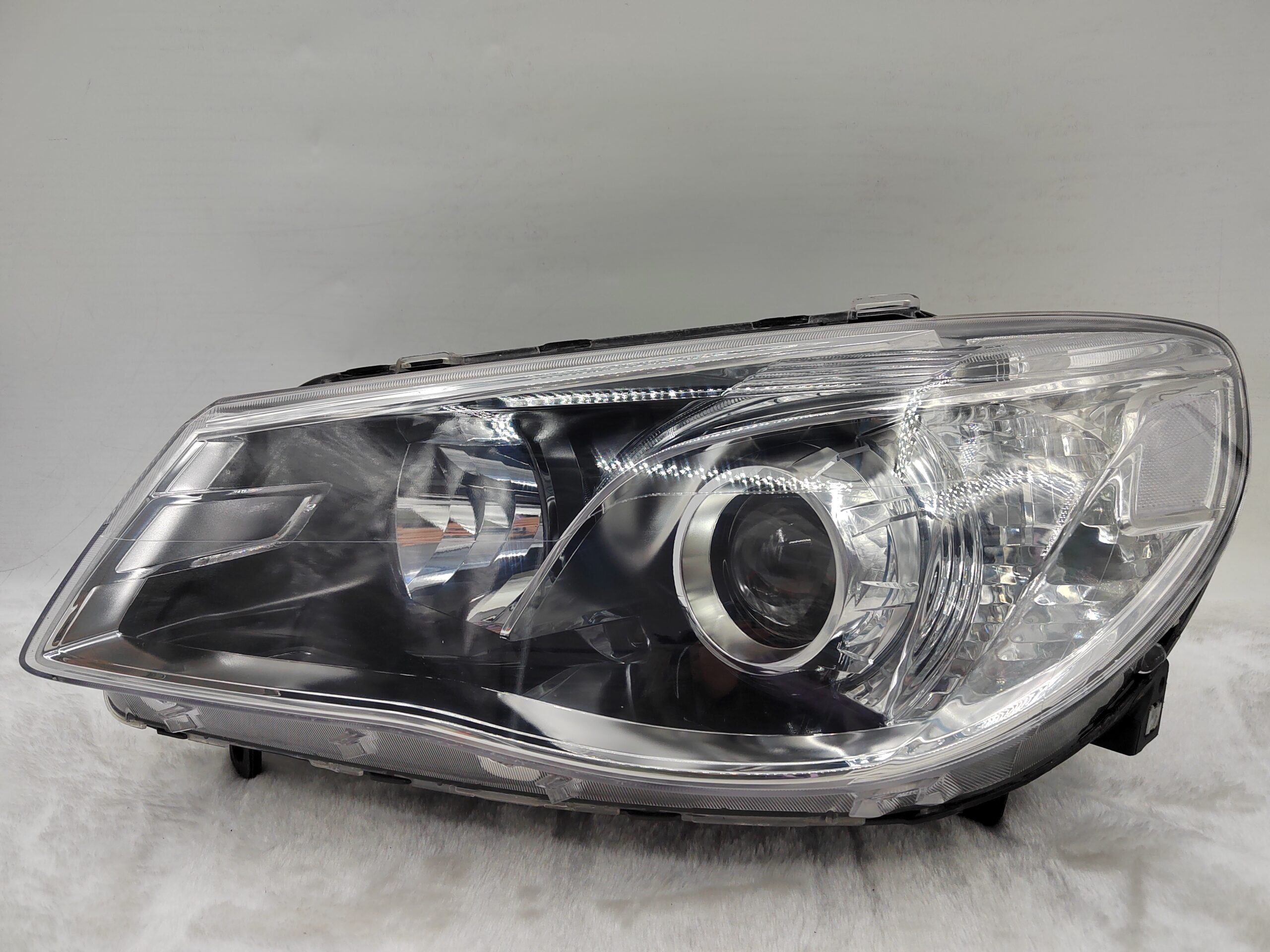 HOLDEN COMMODORE VF SV6 2013-2017 LENS HALOGEN L.H.S HEADLIGHT ASSEMBLY