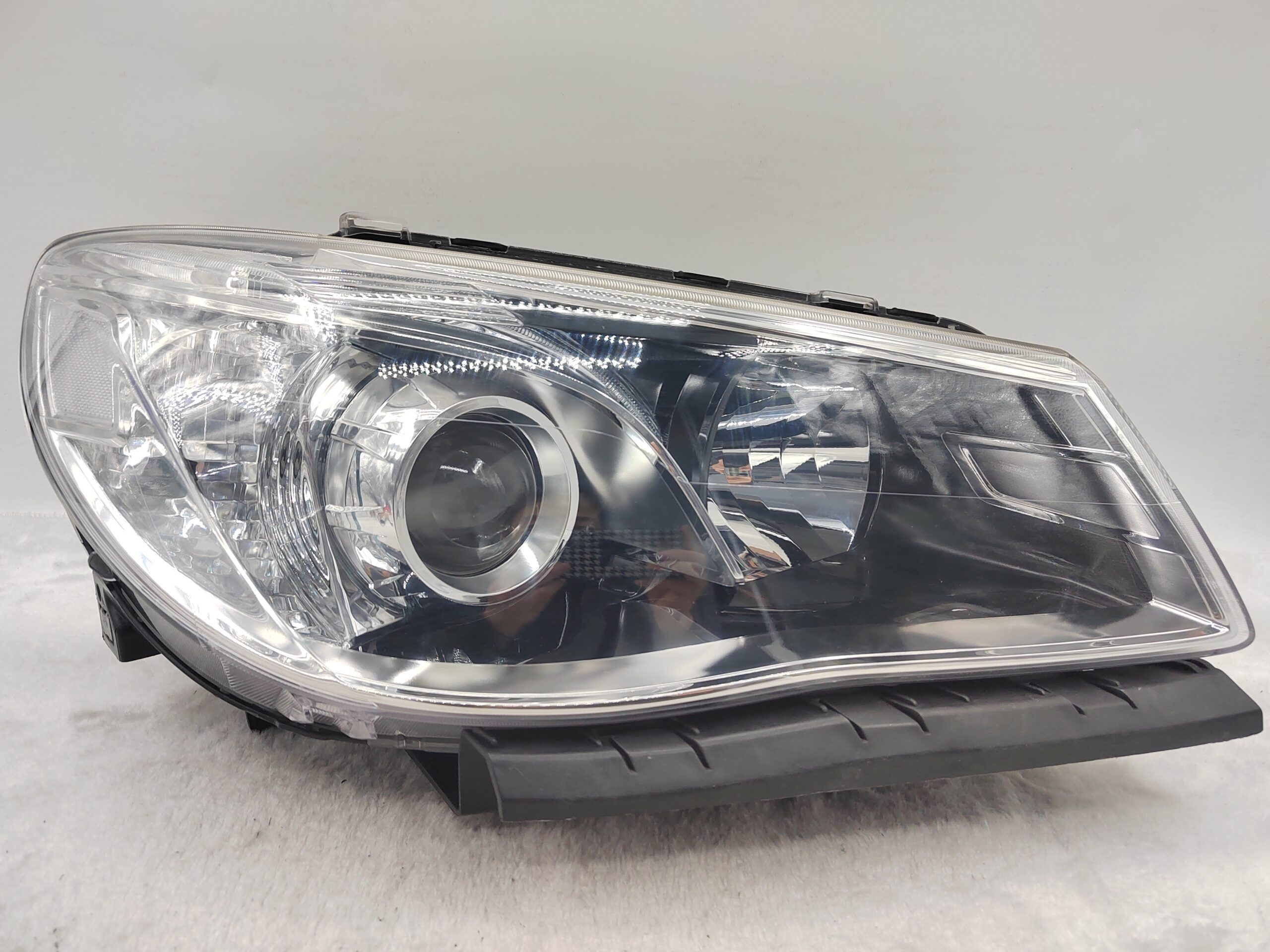 HOLDEN COMMODORE VF SV6 2013-2017 LENS HALOGEN R.H.S HEADLIGHT ASSEMBLY