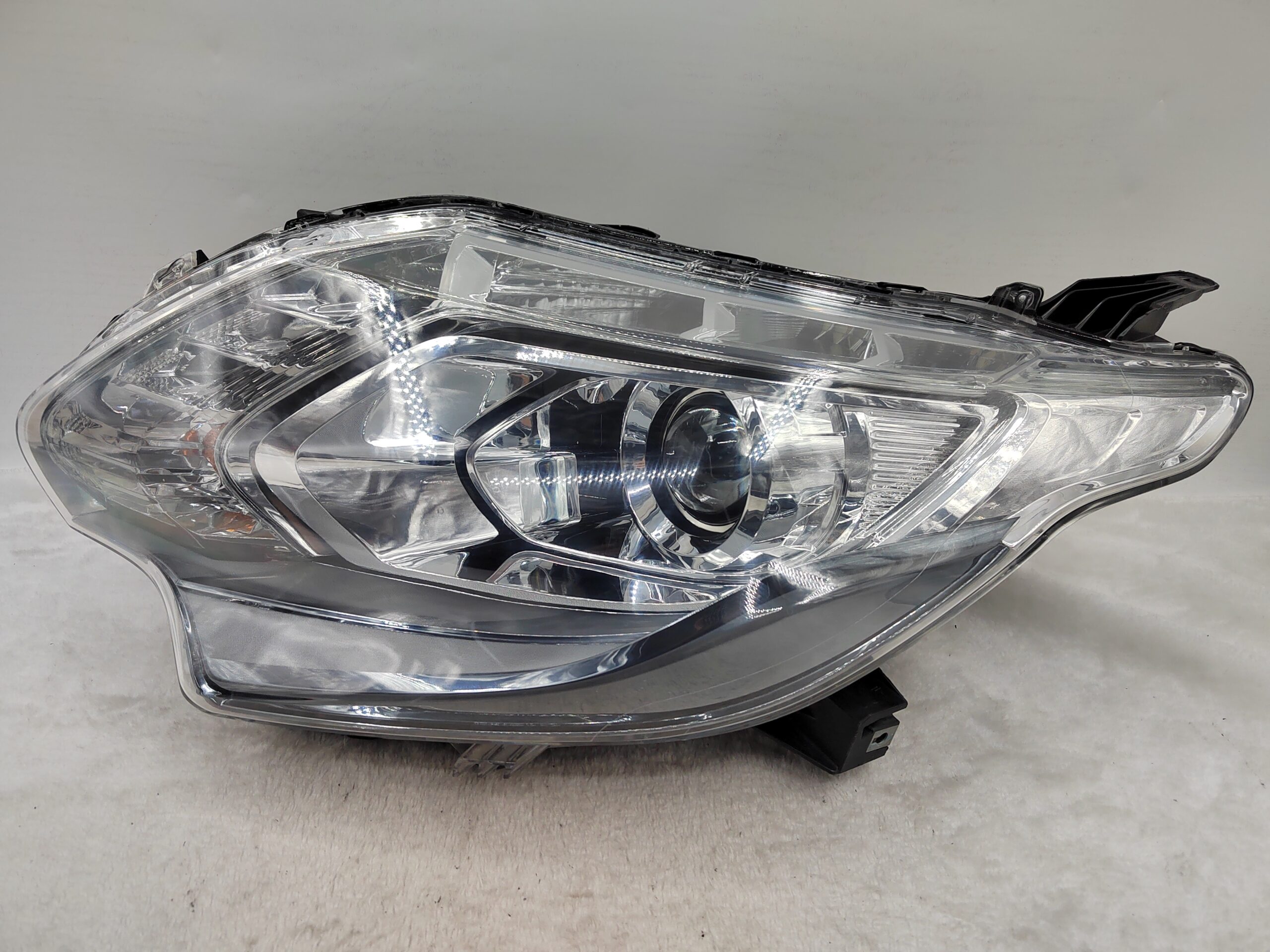 MITSUBISHI TRITON L200 2015-2018 XENON L.H.S HEADLIGHT ASSEMBLY