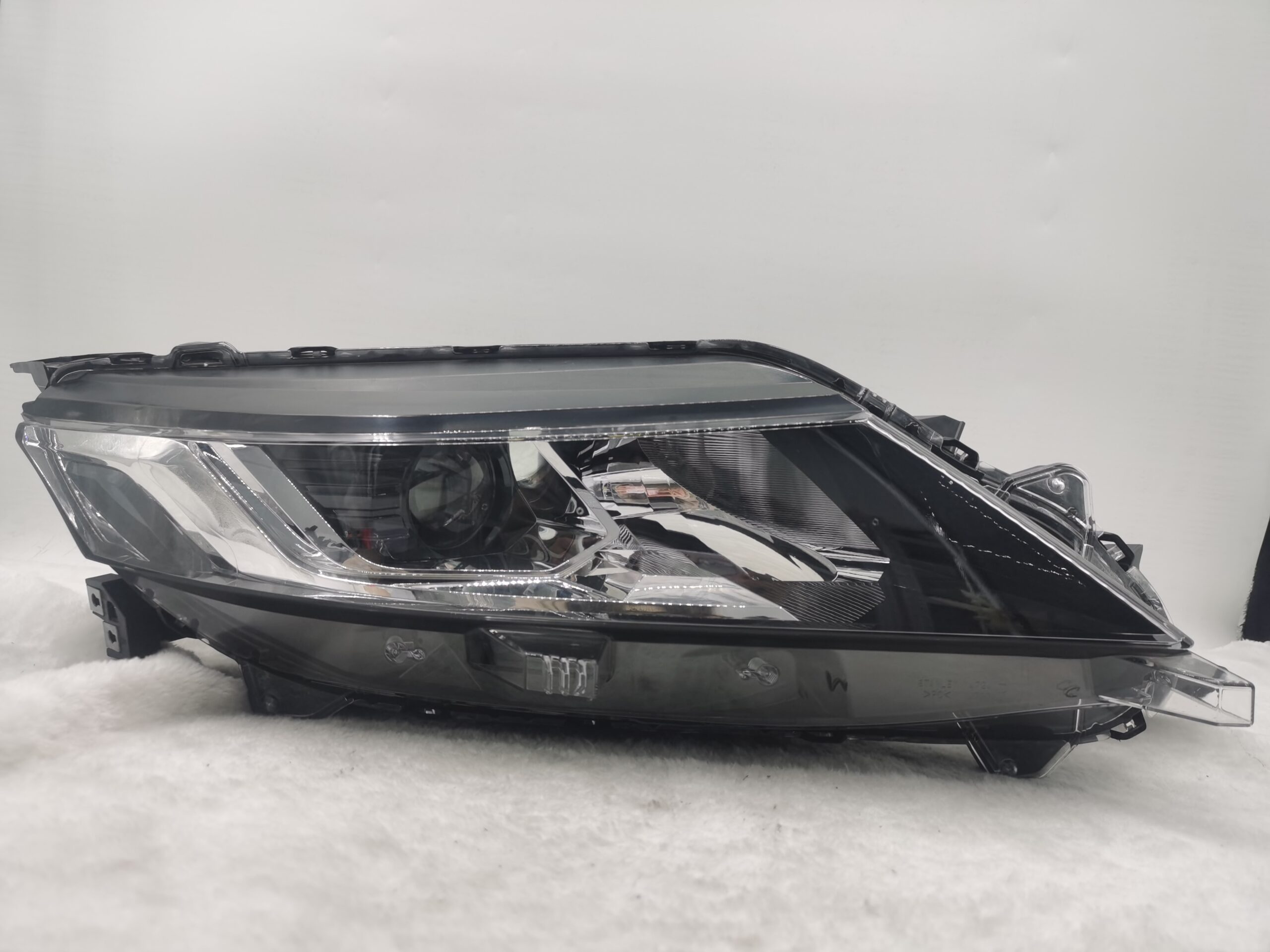 MITSUBISHI TRITON L200 2019-2023 HALOGEN R.H.S HEADLIGHT ASSEMBLY