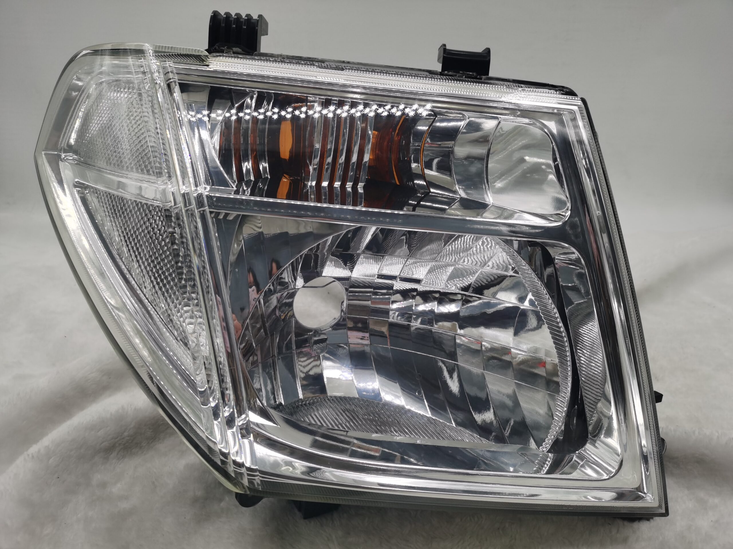 NISSAN NAVARA 2005-2009 HALOGEN R.H.S HEADLIGHT ASSEMBLY