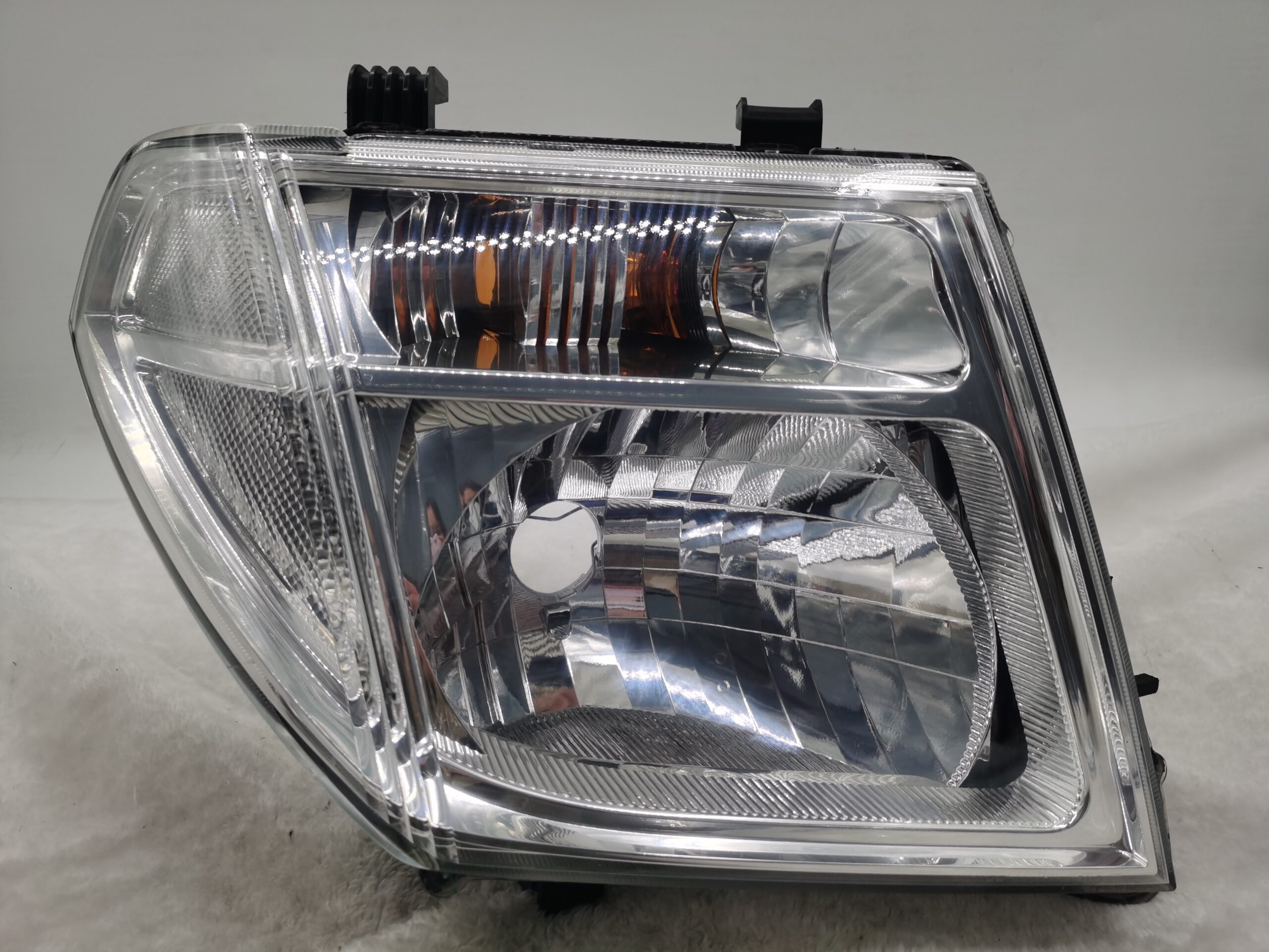 NISSAN NAVARA 2005-2009 HALOGEN R.H.S HEADLIGHT ASSEMBLY