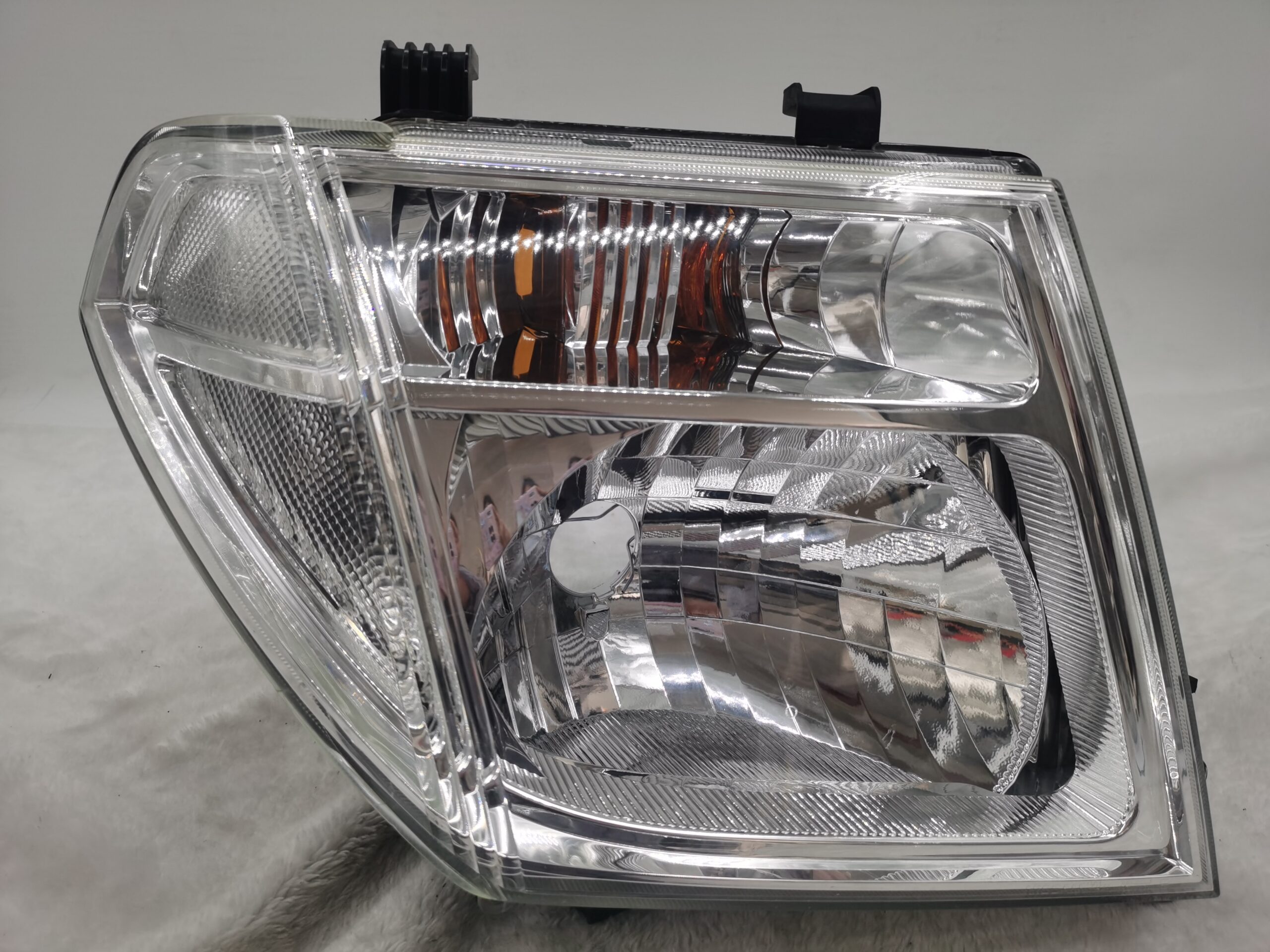 NISSAN NAVARA 2005-2009 HALOGEN R.H.S HEADLIGHT ASSEMBLY