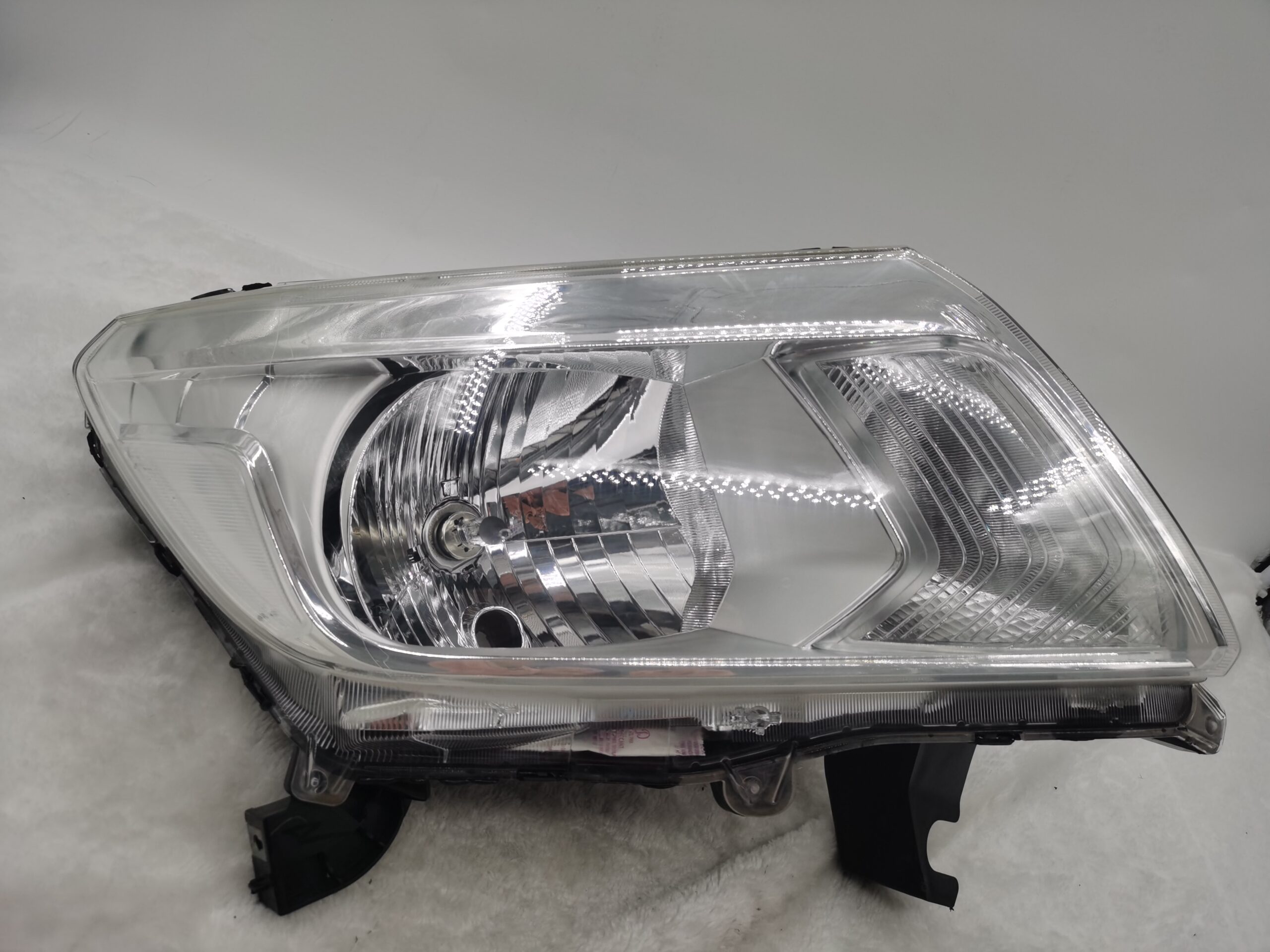 NISSAN NAVARA NP300 2016-2020 HALOGEN R.H.S HEADLIGHT ASSEMBLY