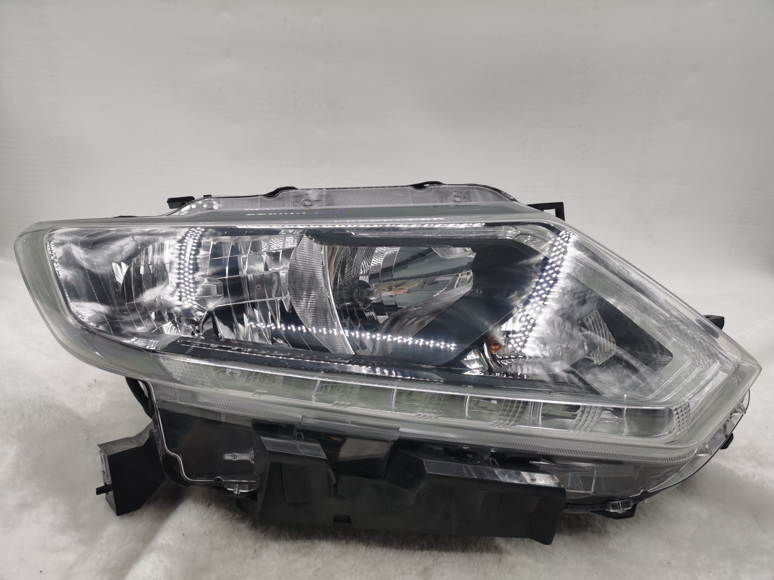 NISSAN X-TRAIL 2014-2016 HALOGEN R.H.S HEADLIGHT ASSEMBLY