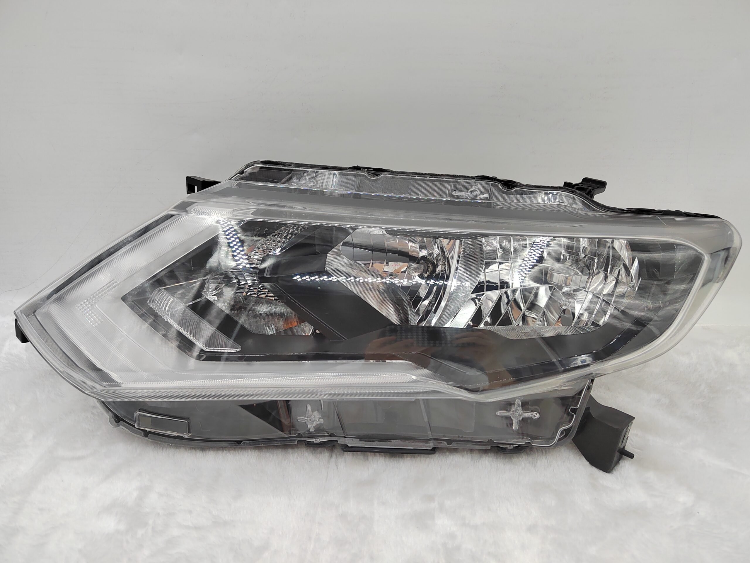 NISSAN X-TRAIL T32 2017-2020 HALOGEN L.H.S HEADLIGHT ASSEMBLY