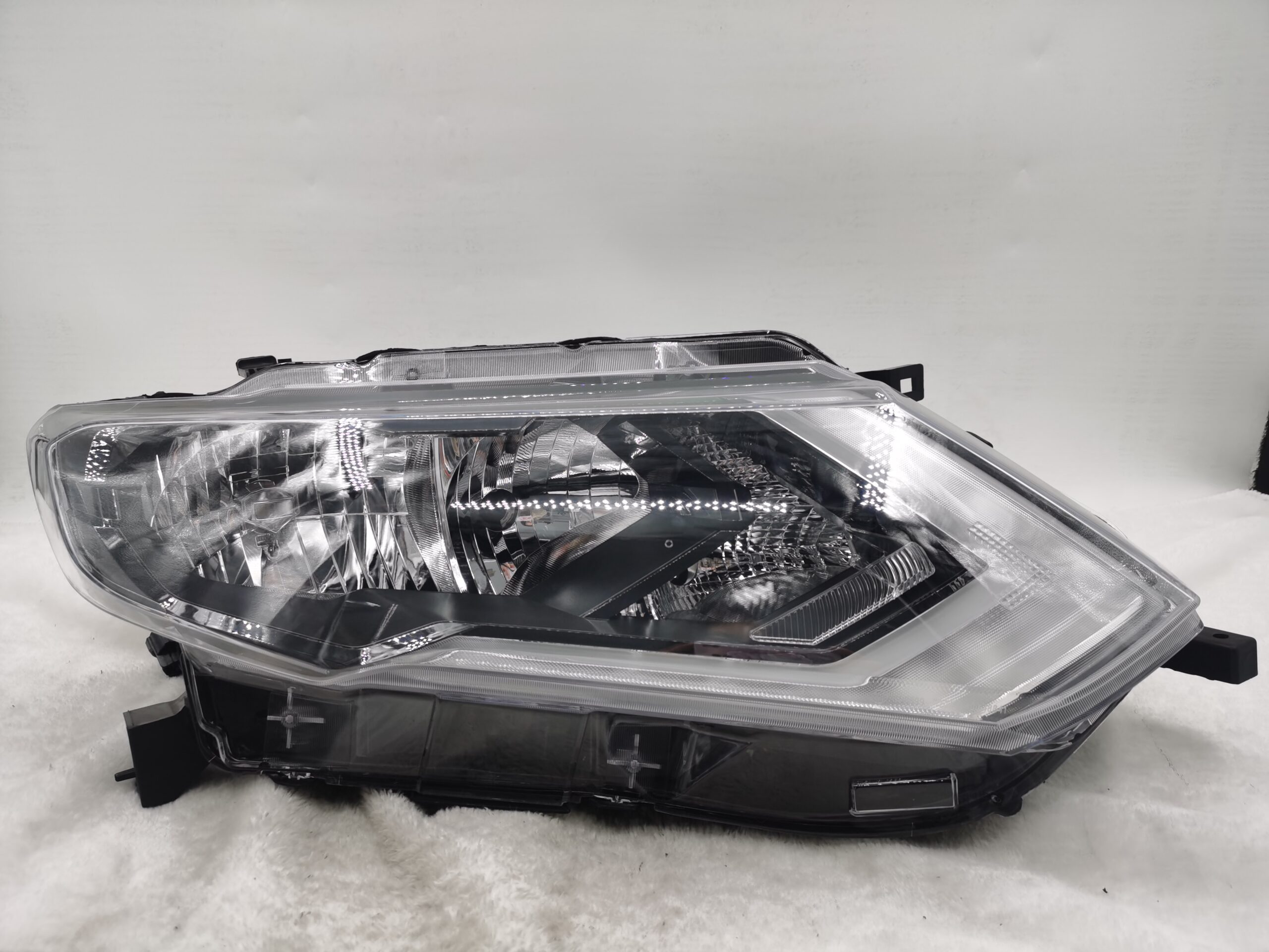 NISSAN X-TRAIL T32 2017-2020 HALOGEN R.H.S HEADLIGHT ASSEMBLY