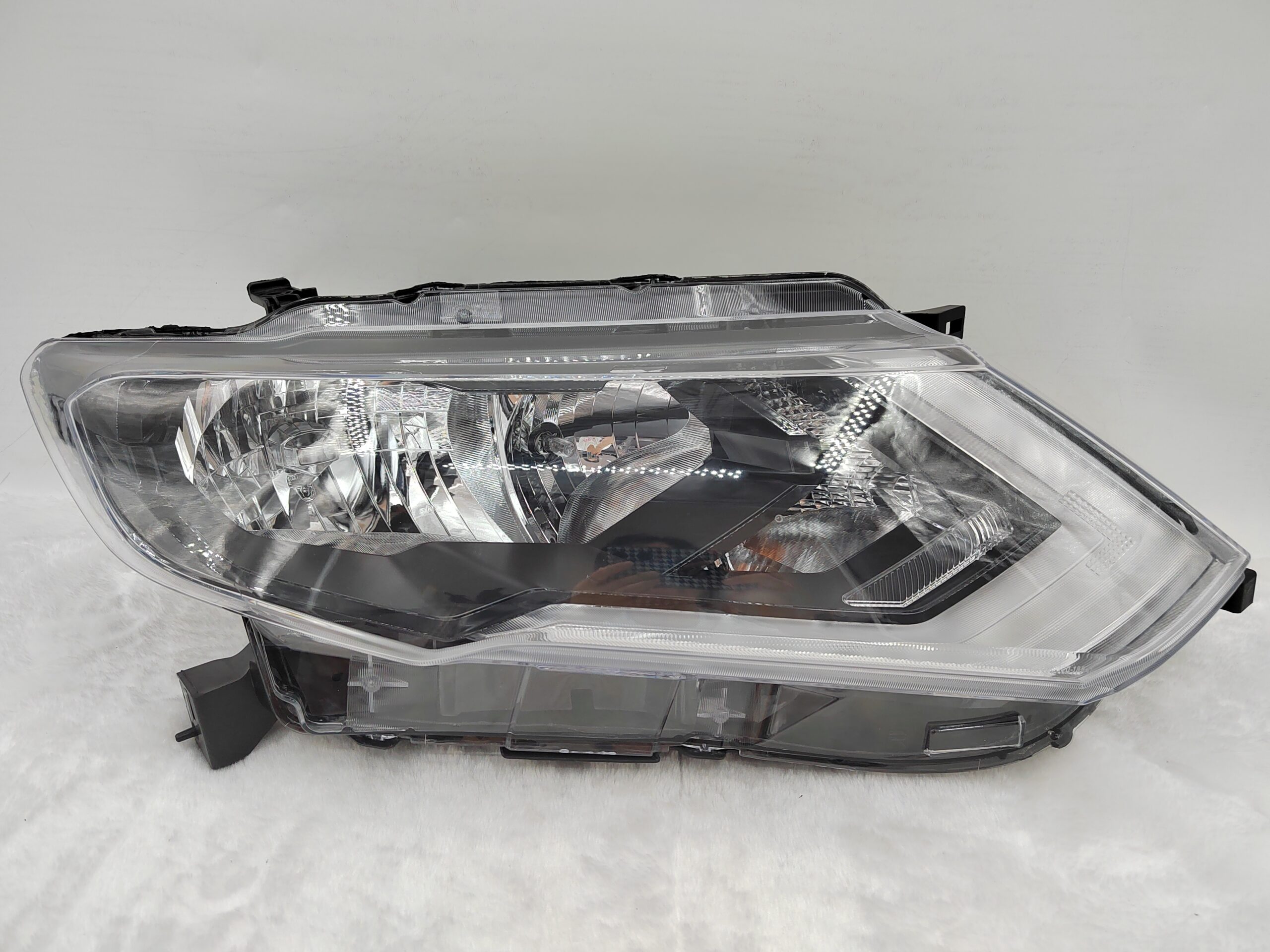 NISSAN X-TRAIL T32 2017-2020 HALOGEN R.H.S HEADLIGHT ASSEMBLY