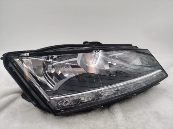 SKODA FABIA 2018-2020 HALOGEN R.H.S HEADLIGHT ASSEMBLY