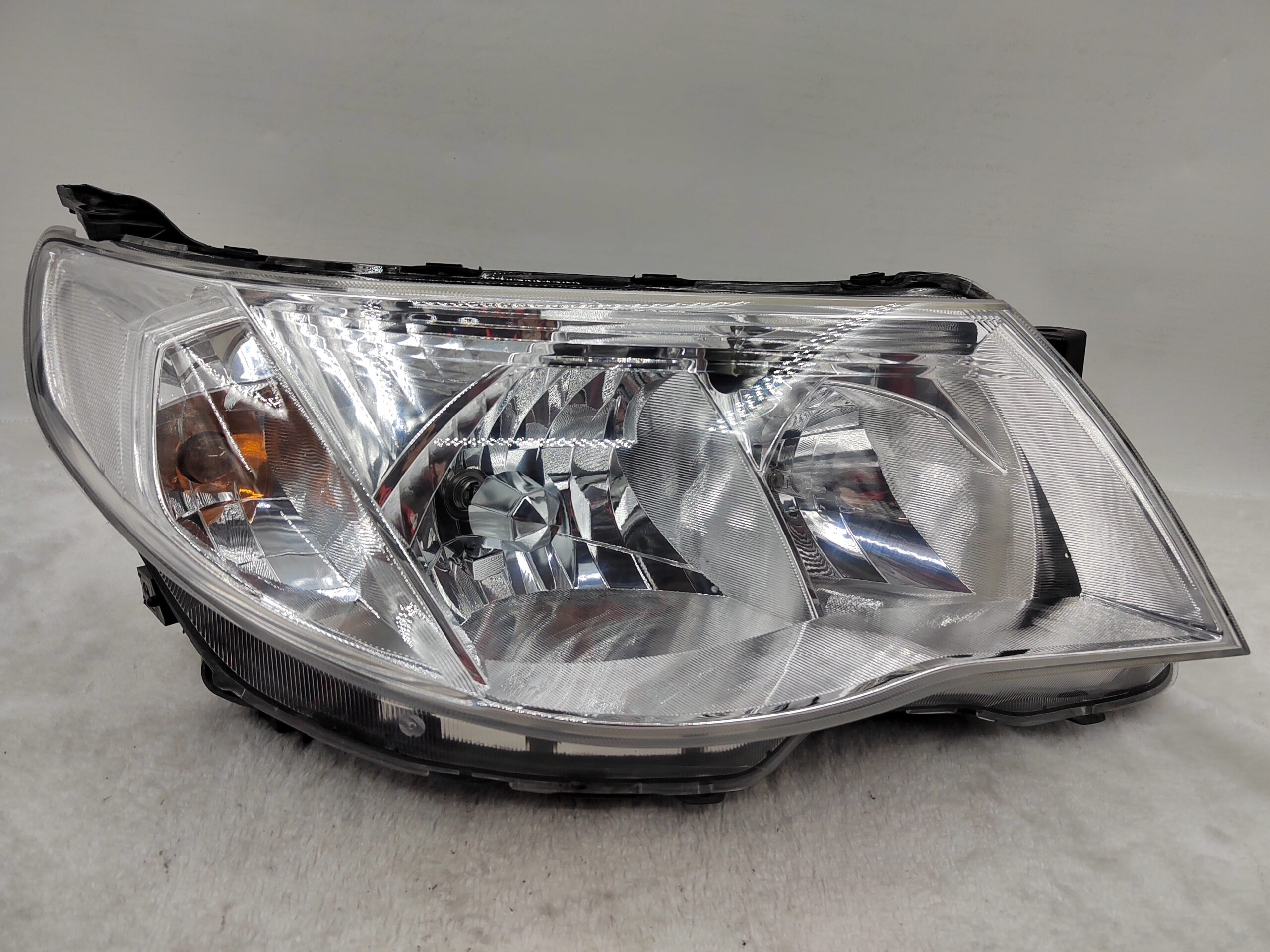 SUBARU FORESTER 2009-2012 HALOGEN R.H.S HEADLIGHT ASSEMBLYY