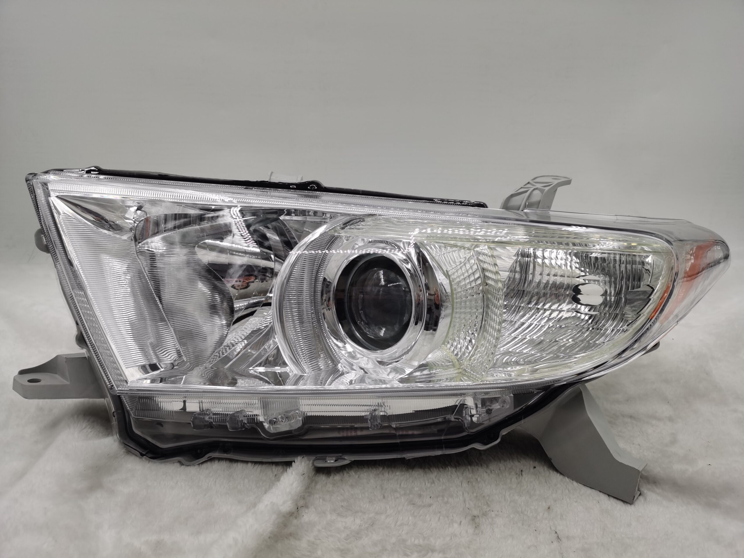 TOYOTA KLUGER 2011-2013 HALOGEN L.H.S HEADLIGHT ASSEMBLY