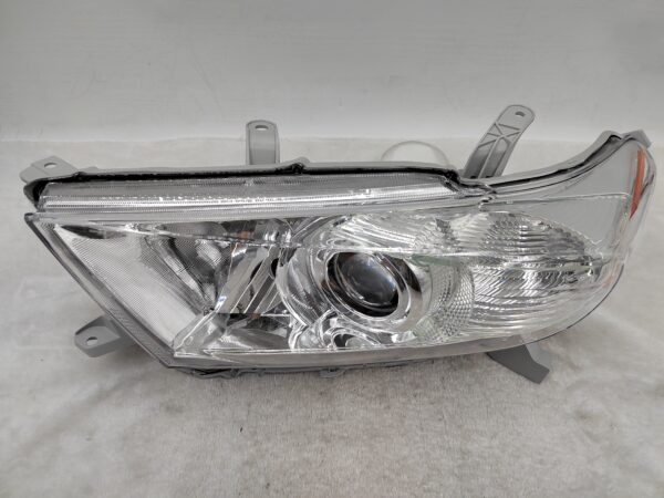 TOYOTA KLUGER 2011-2013 HALOGEN L.H.S HEADLIGHT ASSEMBLY