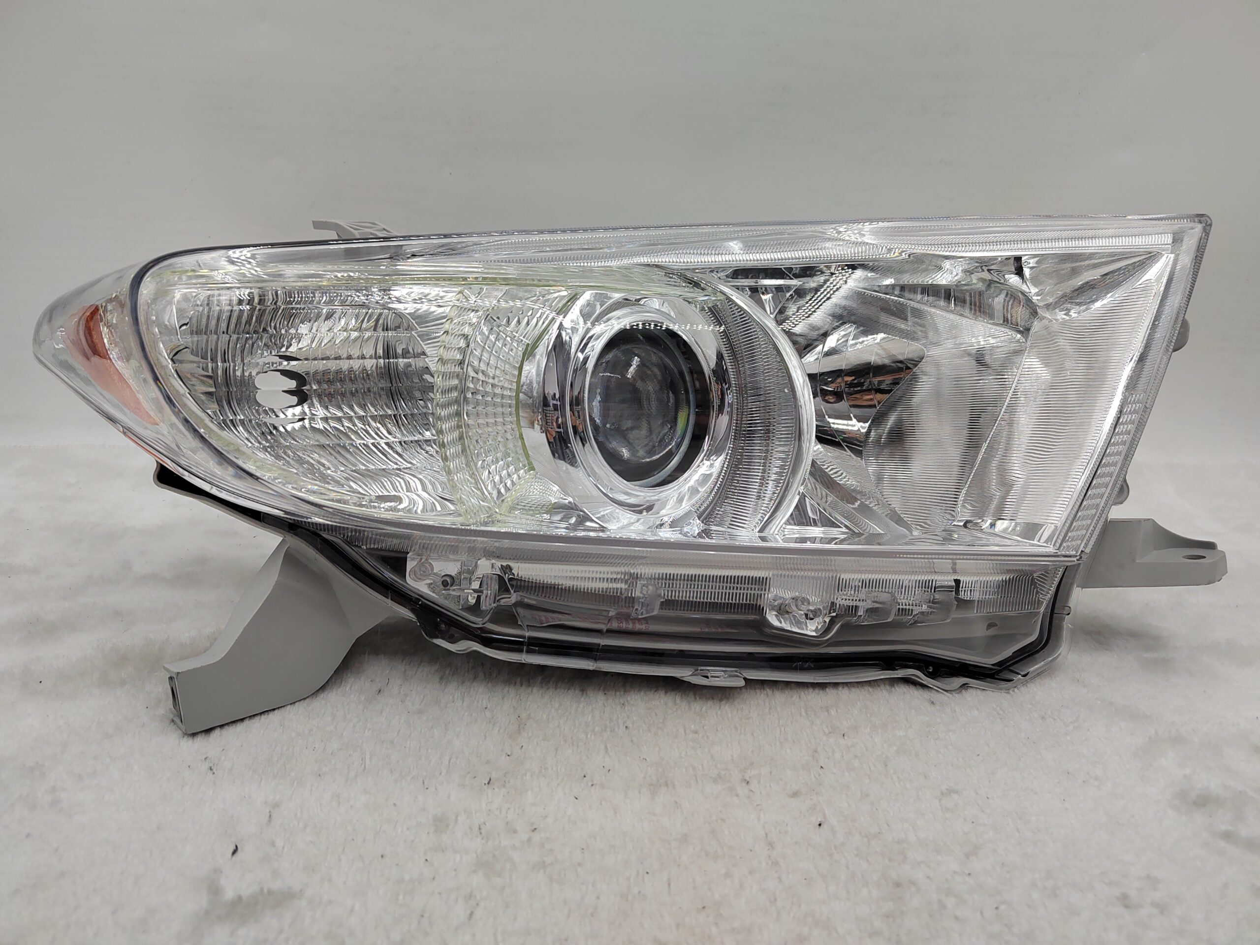 TOYOTA KLUGER 2011-2013 HALOGEN R.H.S HEADLIGHT ASSEMBLY