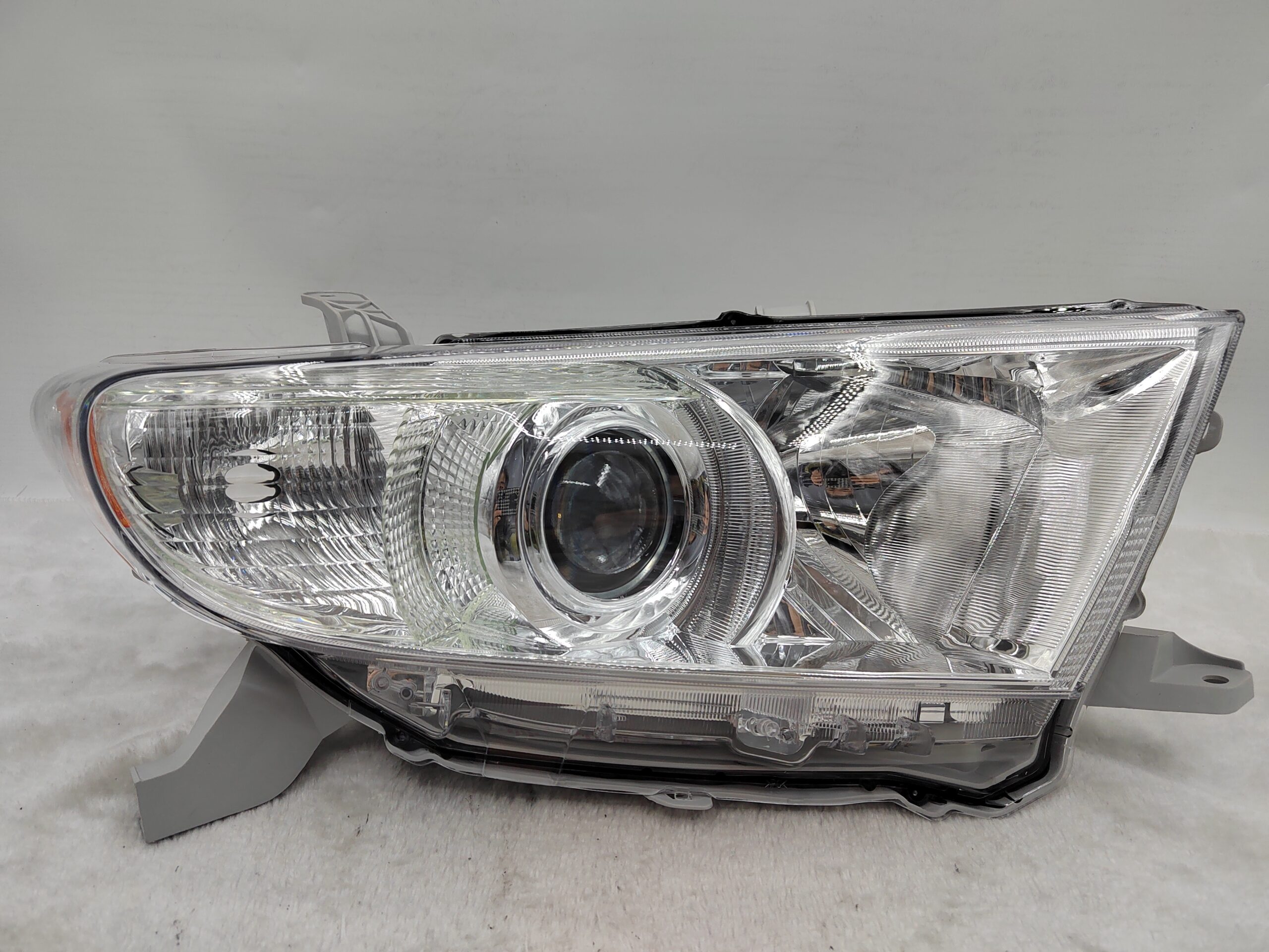 TOYOTA KLUGER 2011-2013 HALOGEN R.H.S HEADLIGHT ASSEMBLY