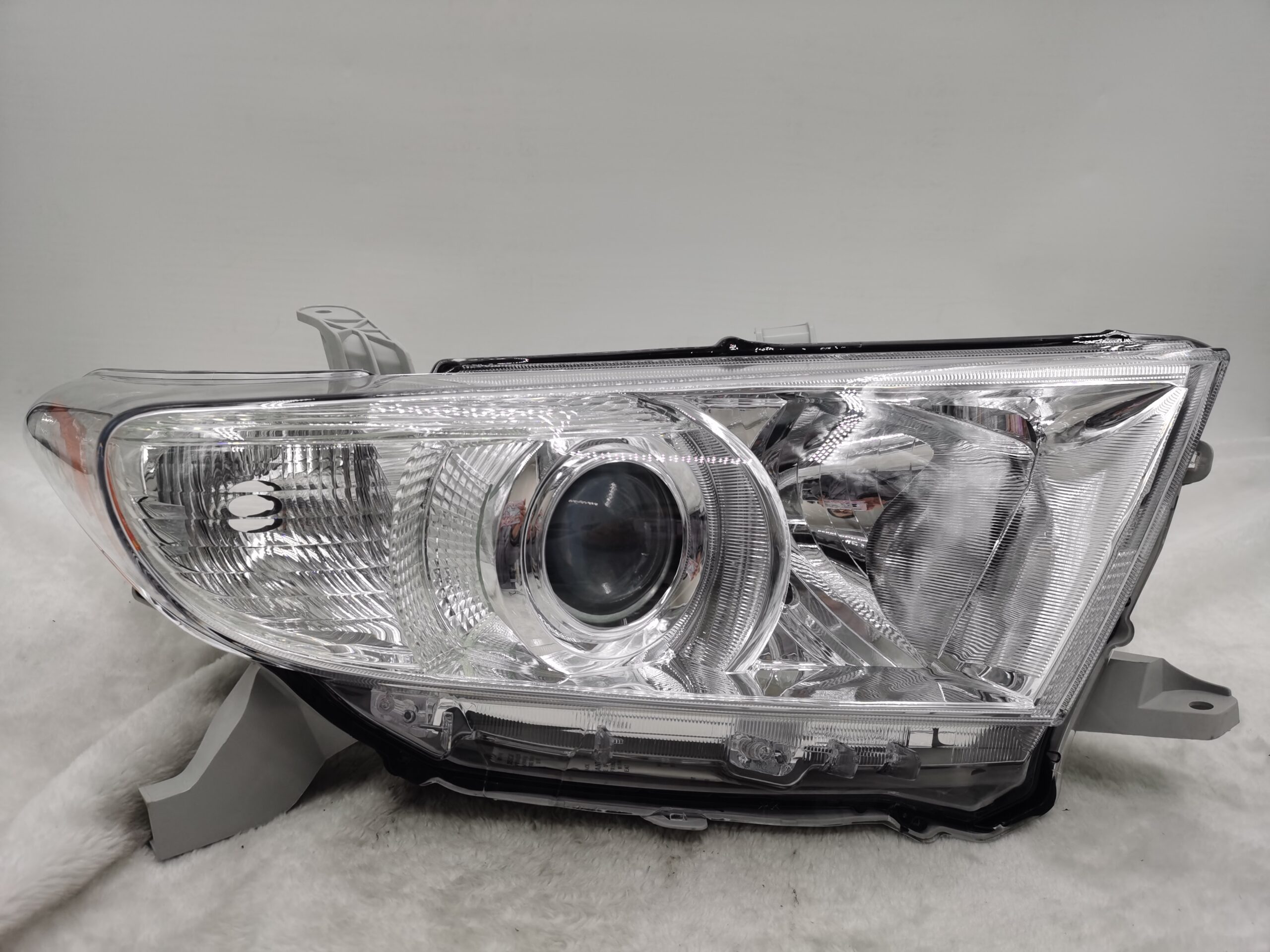 TOYOTA KLUGER 2011-2013 HALOGEN R.H.S HEADLIGHT ASSEMBLY