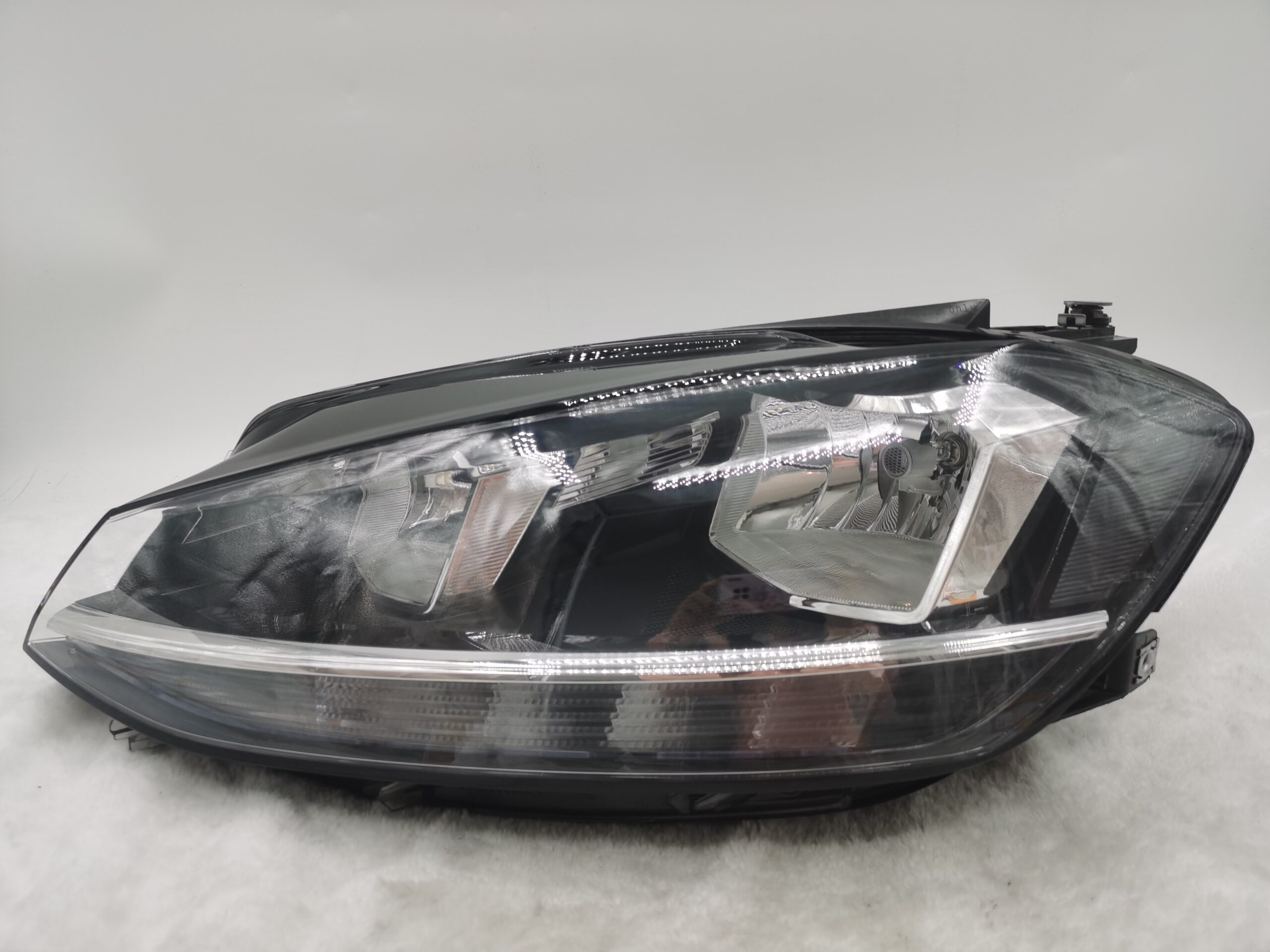 VOLKSWAGEN GOLF 2017-2019 HALOGEN L.H.S HEADLIGHT ASSEMBLY