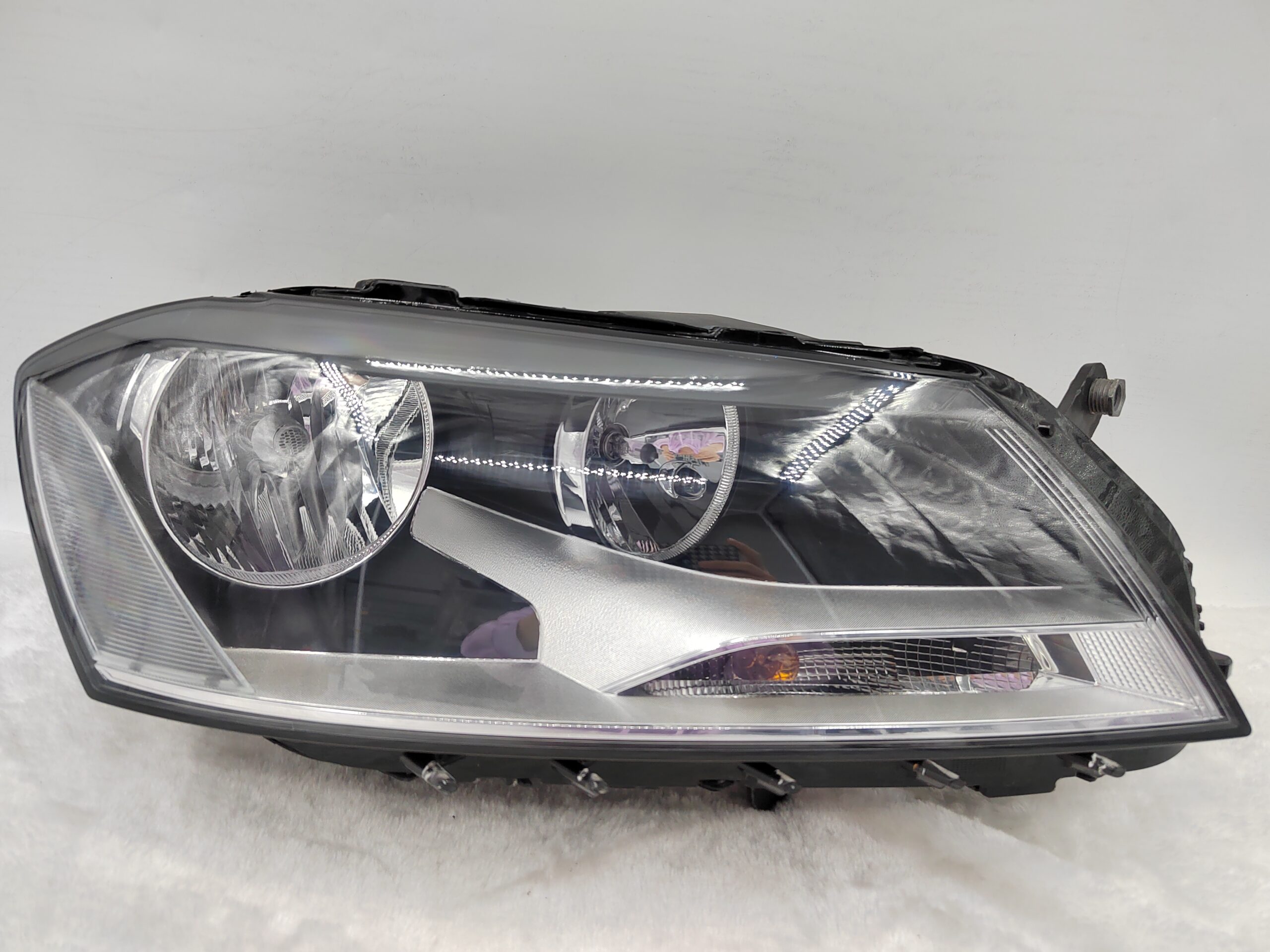 VOLKSWAGEN PASSAT B7 2011-2014 HALOGEN R.H.S HEADLIGHT ASSEMBLY