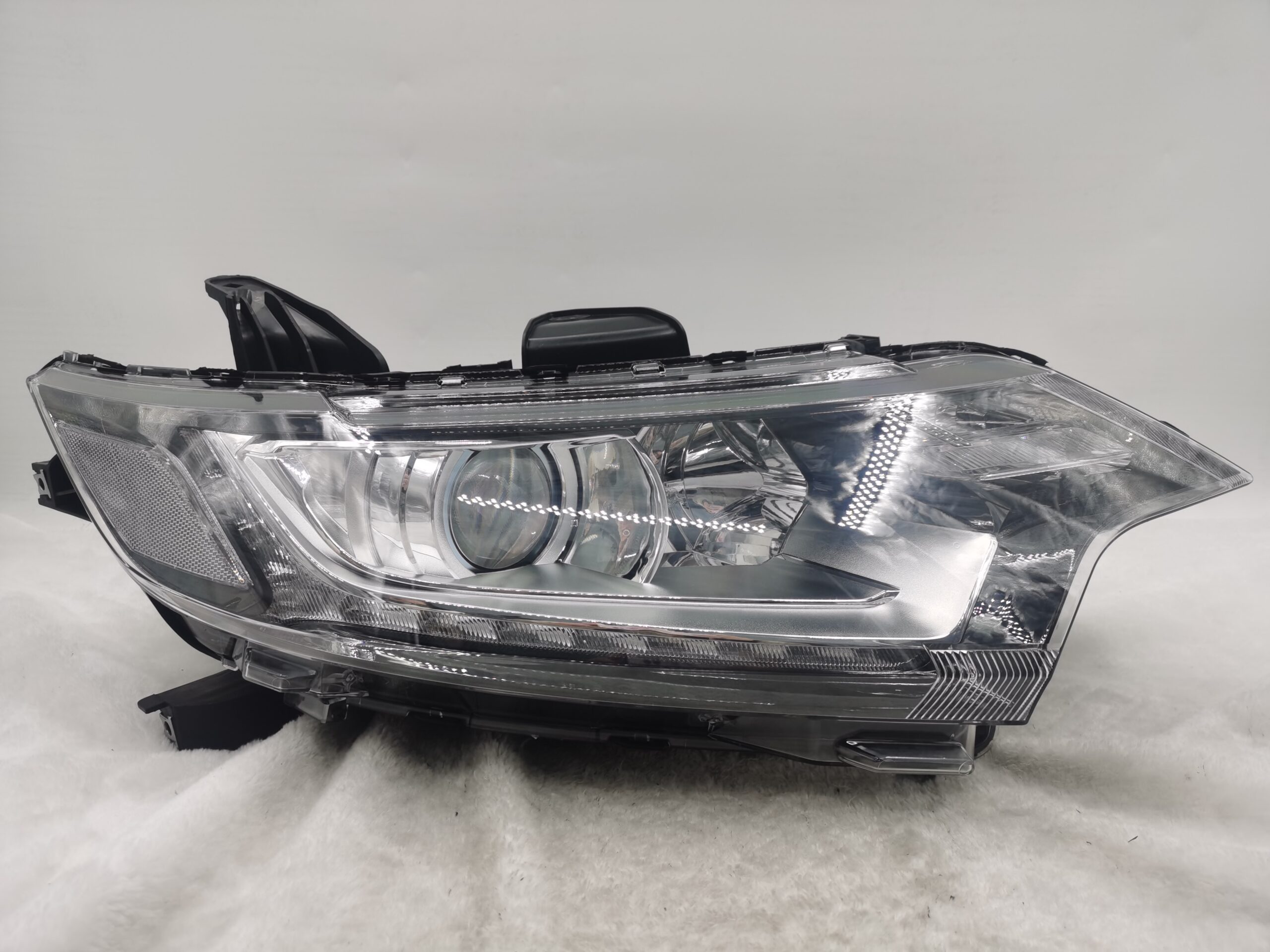 MITSUBISHI OUTLANDER 2016-2020 HALOGEN R.H.S HEADLIGHT ASSEMBLY