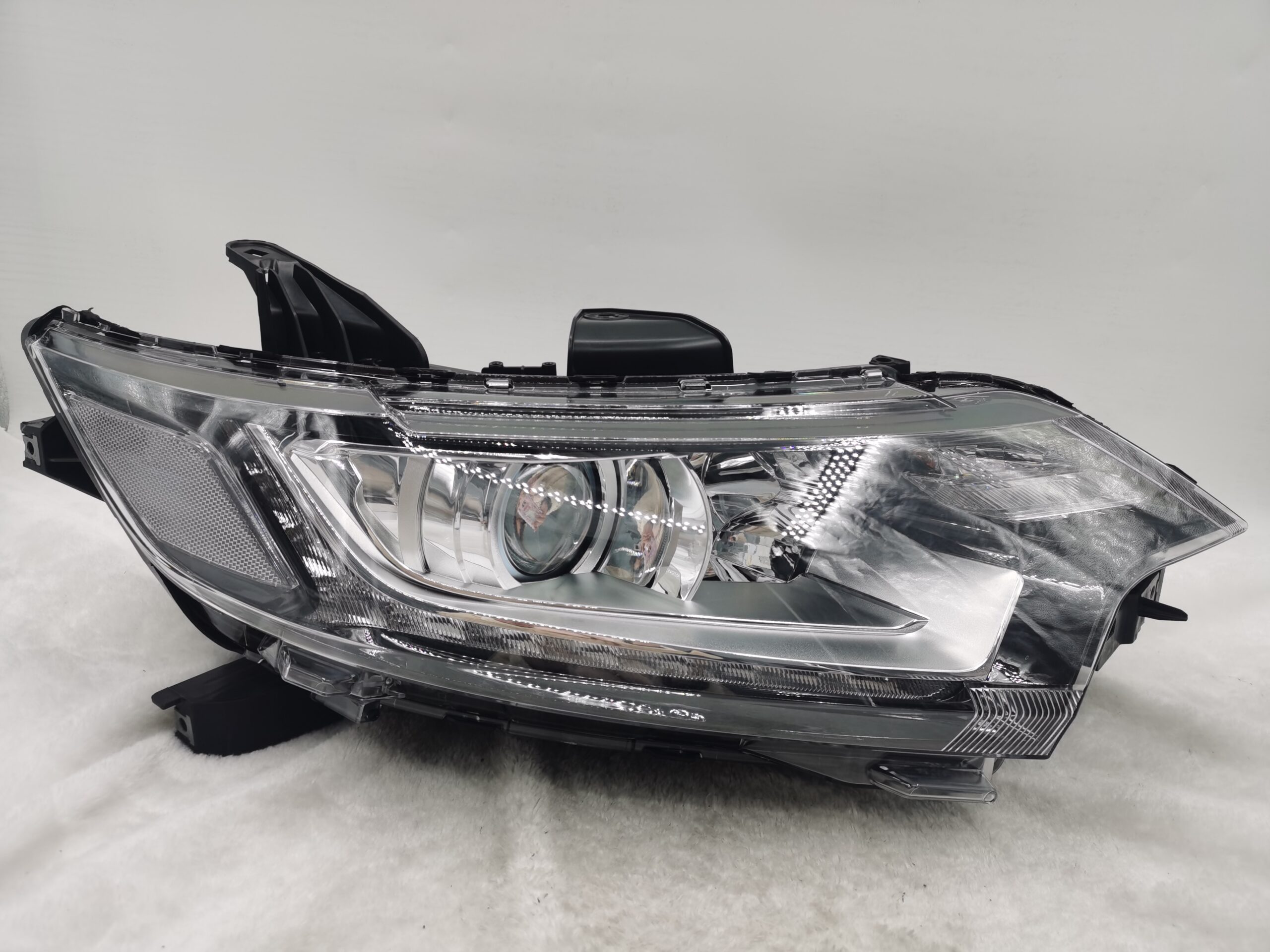 MITSUBISHI OUTLANDER 2016-2020 HALOGEN R.H.S HEADLIGHT ASSEMBLY