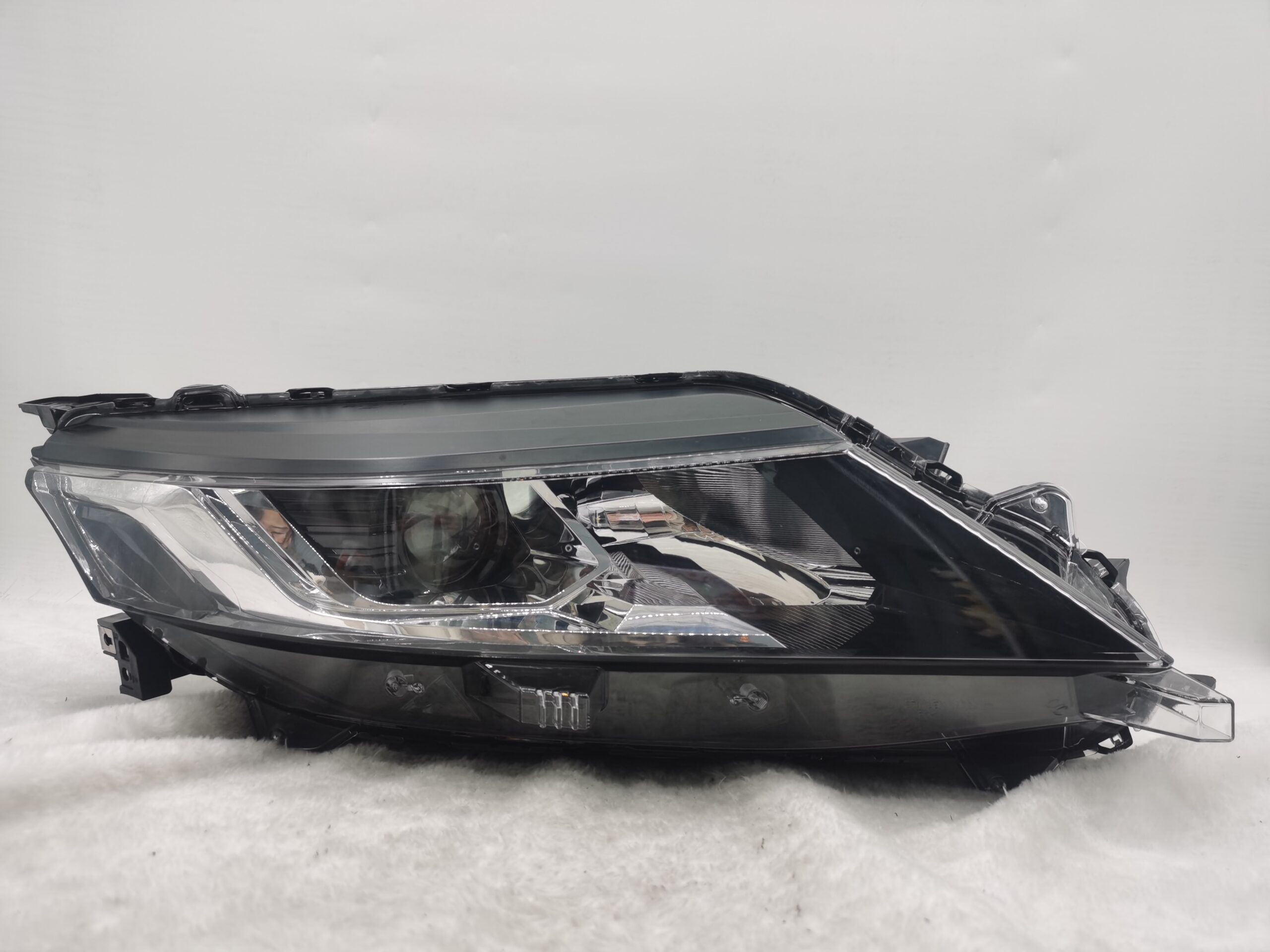 MITSUBISHI TRITON L200 2019-2023 HALOGEN R.H.S HEADLIGHT ASSEMBLY