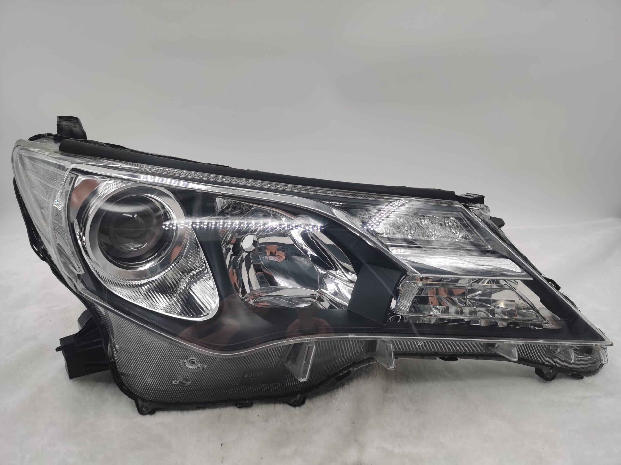 TOYOTA RAV4 IV XA40 2013-2015 HALOGEN R.H.S HEADLIGHT ASSEMBLY