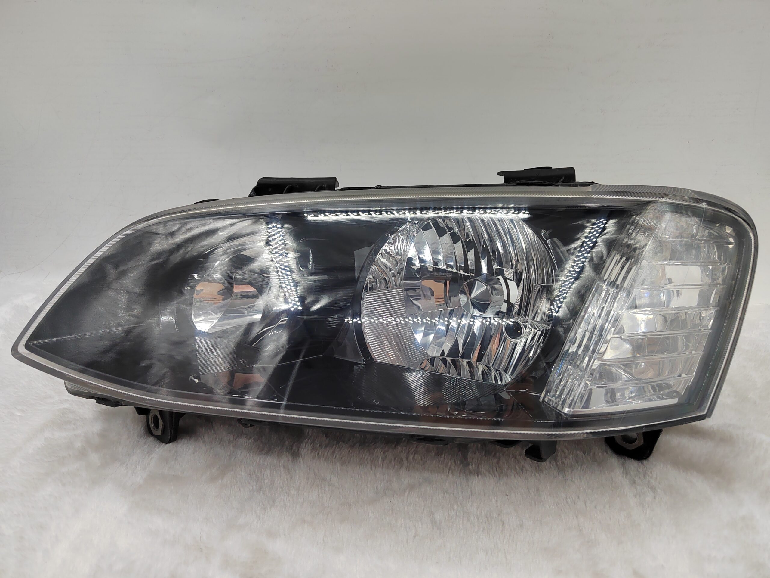 HOLDEN COMMODORE VE II SV6 2011-2012 HALOGEN L.H.S HEADLIGHT ASSEMBLY