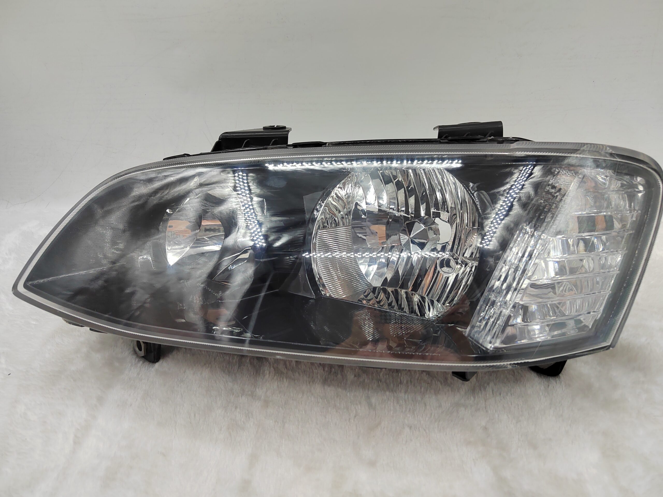 HOLDEN COMMODORE VE II SV6 2011-2012 HALOGEN L.H.S HEADLIGHT ASSEMBLY