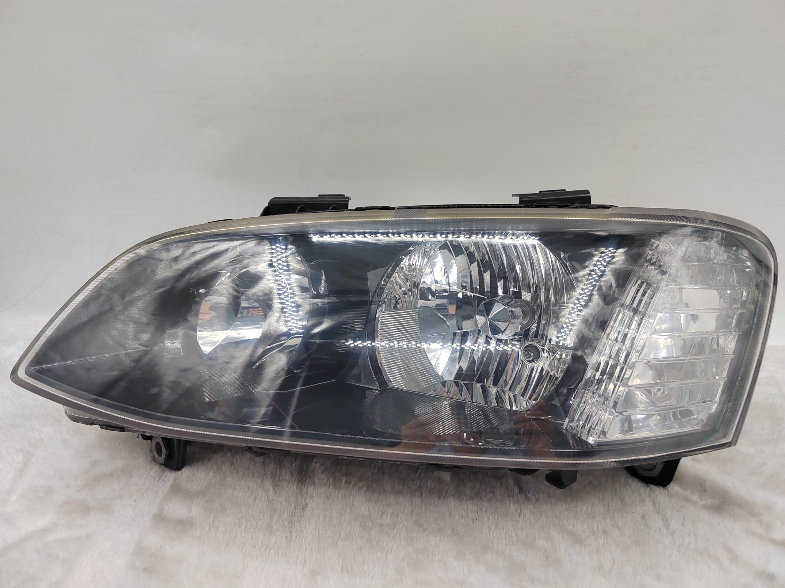 HOLDEN COMMODORE VE II SV6 2011-2012 HALOGEN L.H.S HEADLIGHT ASSEMBLY