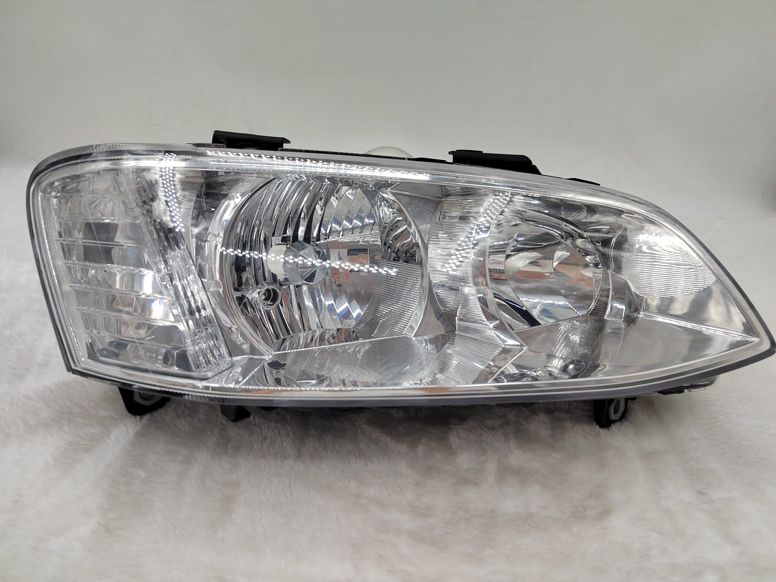 HOLDEN COMMODORE VE II SV6 2011-2012 HALOGEN R.H.S HEADLIGHT ASSEMBLY