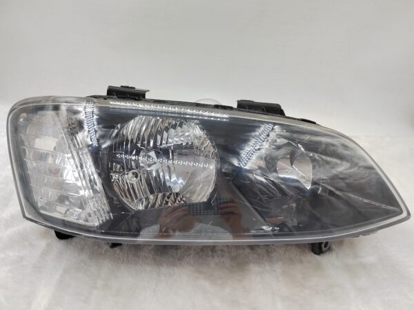 HOLDEN COMMODORE VE II SV6 2011-2012 HALOGEN R.H.S HEADLIGHT ASSEMBLY