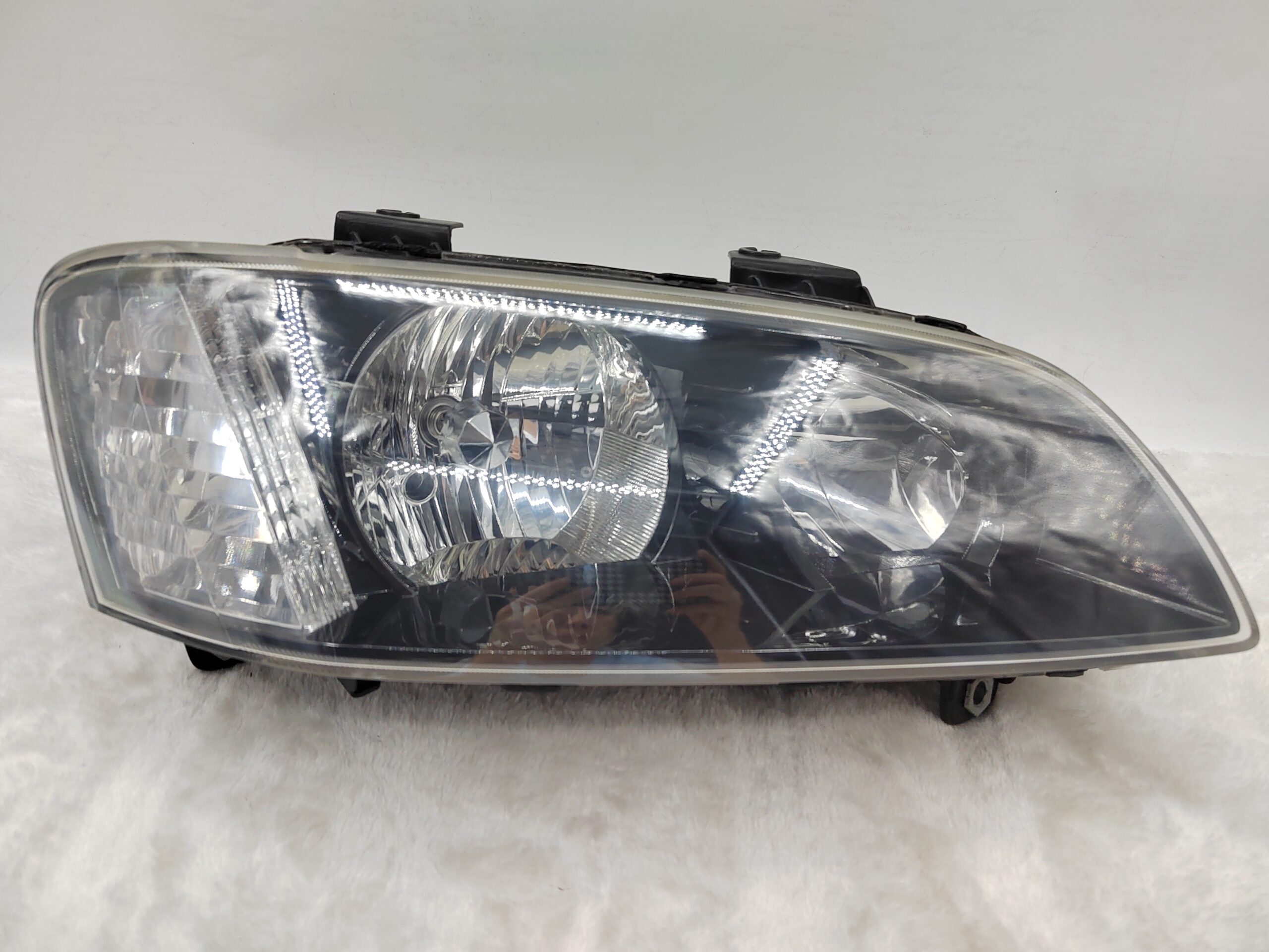 HOLDEN COMMODORE VE SV6 2007-2010 HALOGEN R.H.S HEADLIGHT ASSEMBLY