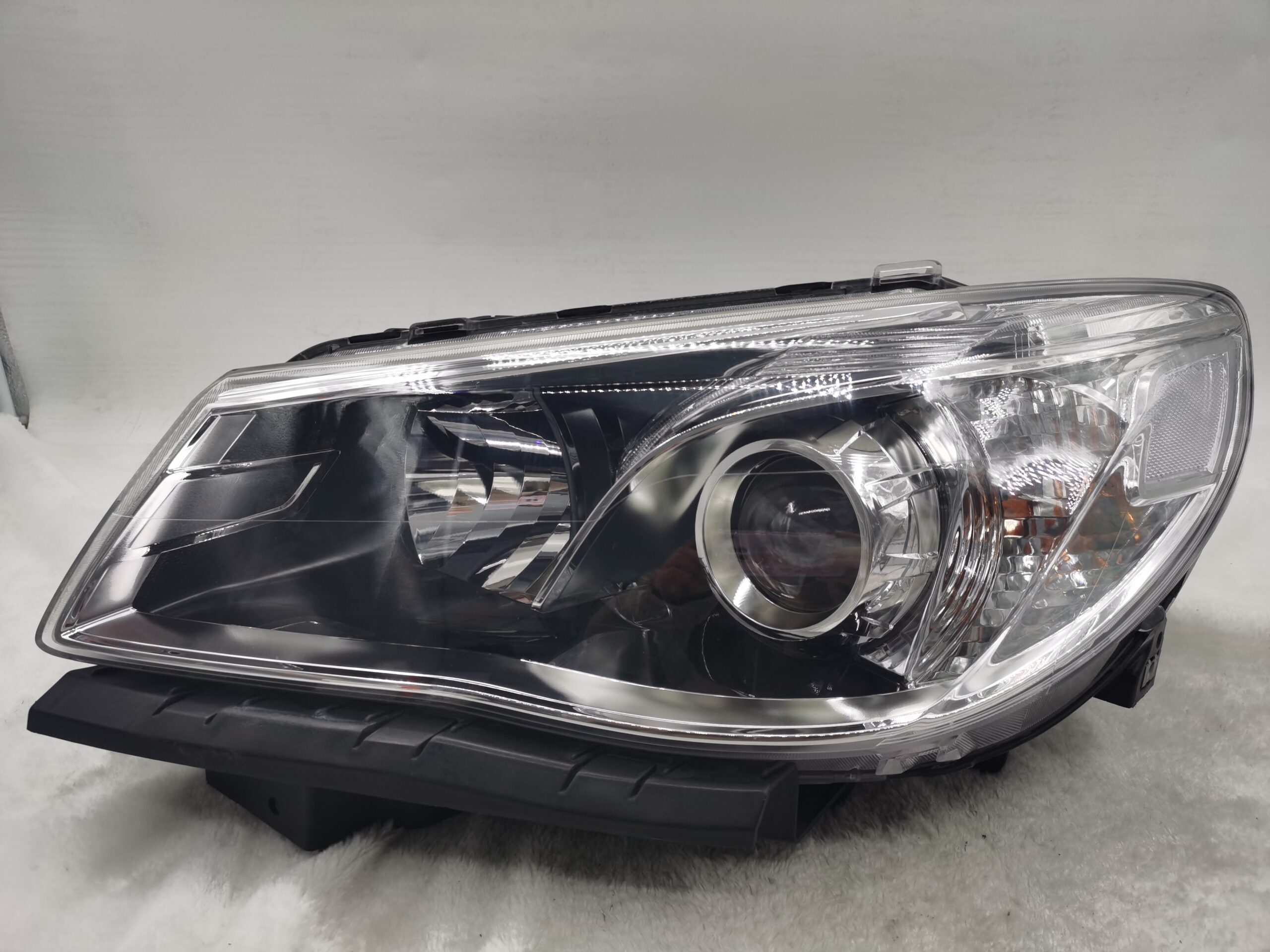 HOLDEN COMMODORE VF SV6 2013-2017 LENS HALOGEN L.H.S HEADLIGHT ASSEMBLY