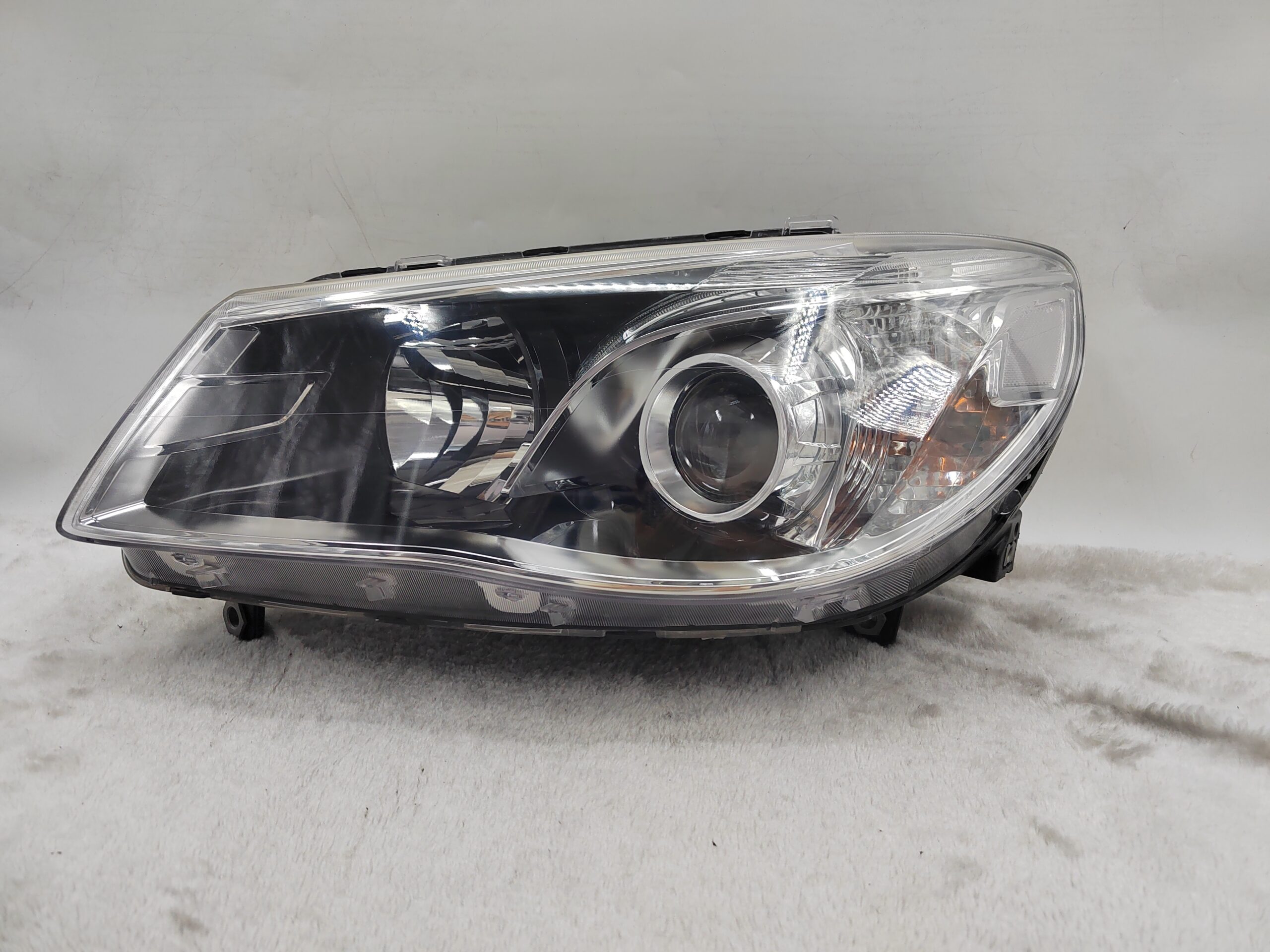 HOLDEN COMMODORE VF SV6 2013-2017 LENS HALOGEN L.H.S HEADLIGHT ASSEMBLY