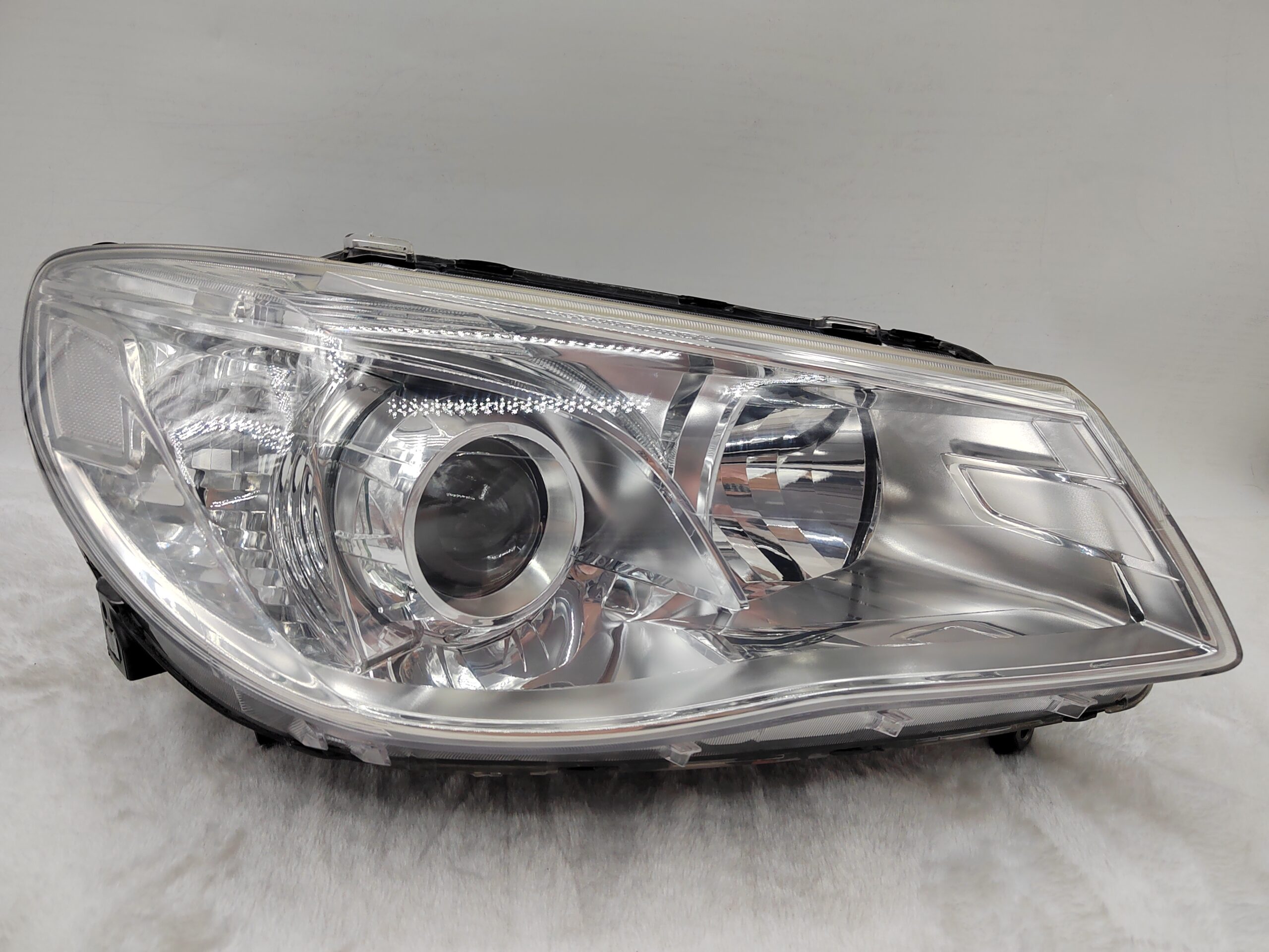 HOLDEN COMMODORE VF SV6 2013-2017 LENS HALOGEN R.H.S HEADLIGHT ASSEMBLY