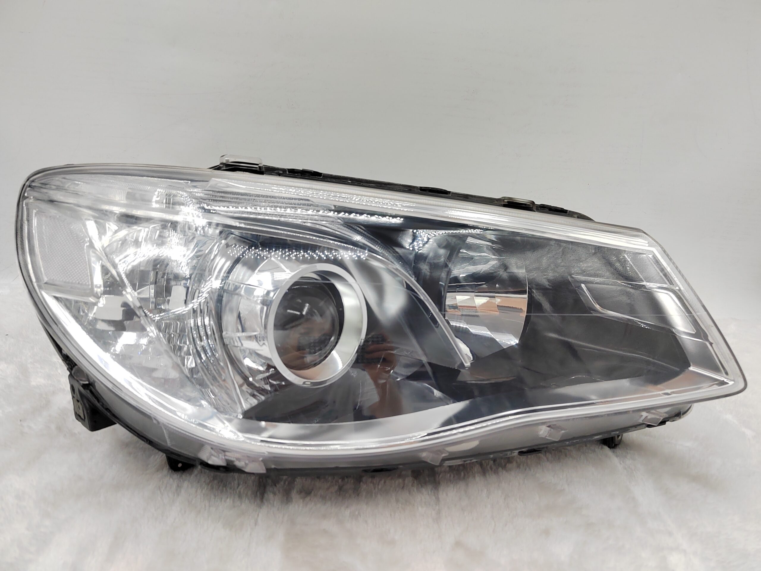 HOLDEN COMMODORE VF SV6 2013-2017 LENS HALOGEN R.H.S HEADLIGHT ASSEMBLY