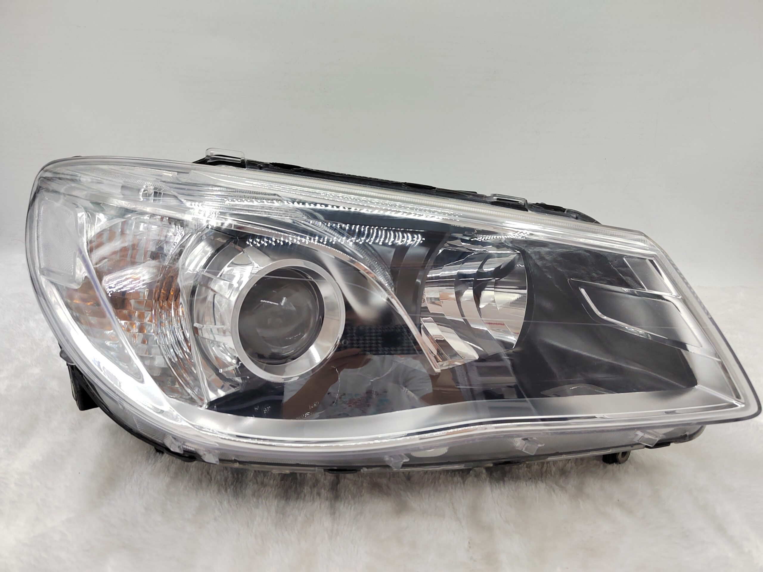 HOLDEN COMMODORE VF SV6 2013-2017 LENS HALOGEN R.H.S HEADLIGHT ASSEMBLY