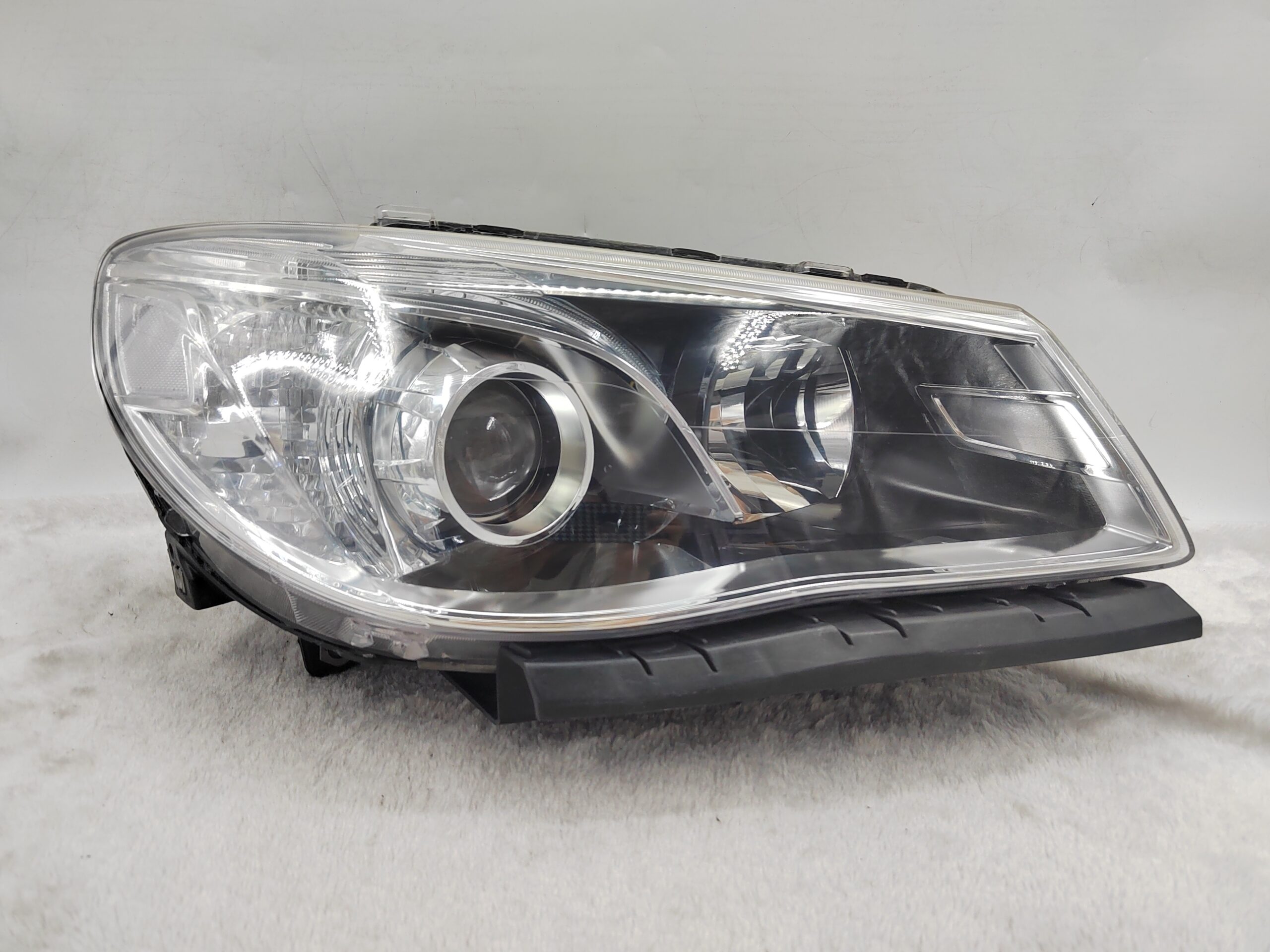 HOLDEN COMMODORE VF SV6 2013-2017 LENS HALOGEN R.H.S HEADLIGHT ASSEMBLY