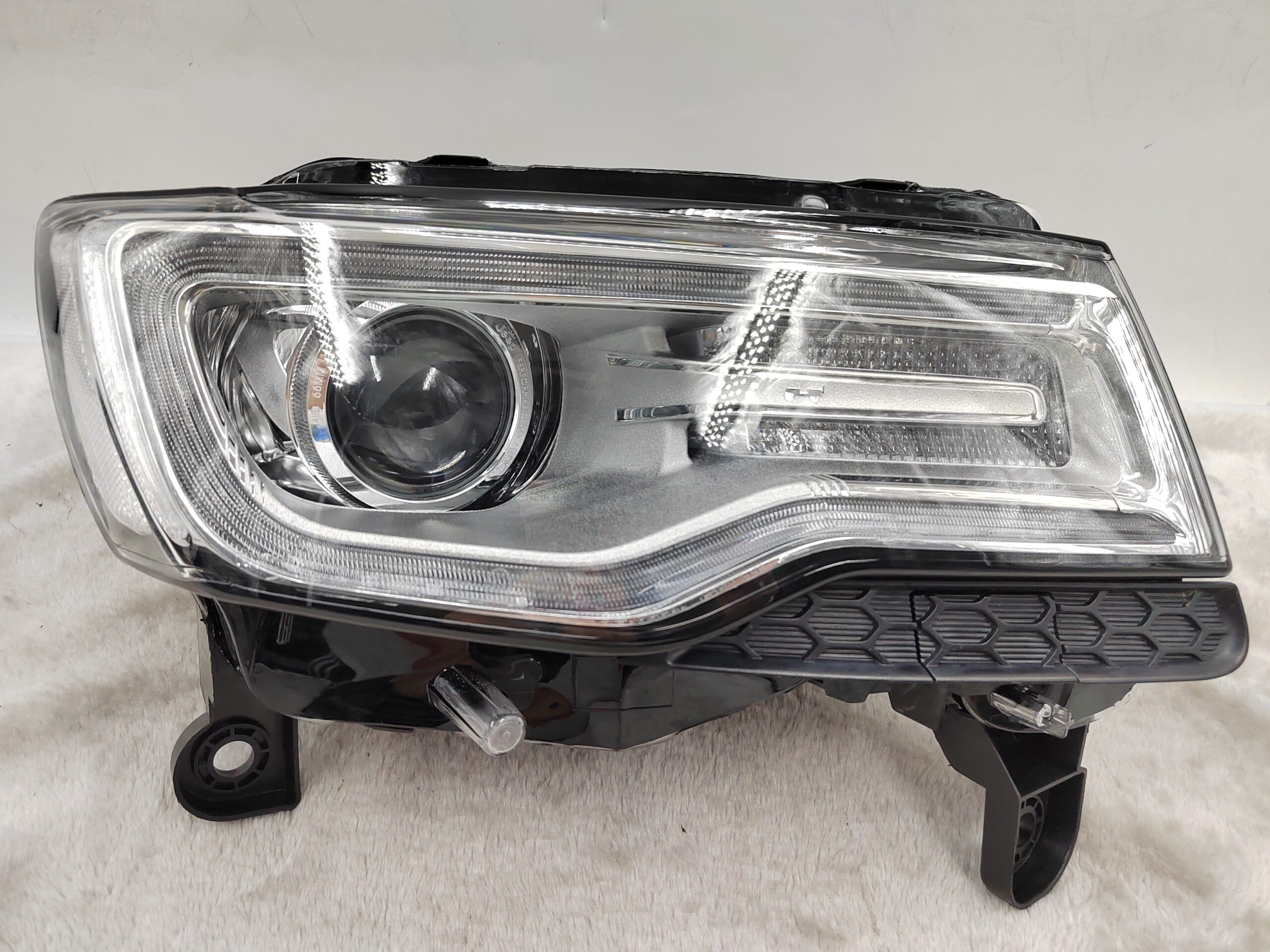 JEEP GRAND CHEROKEE 2014-2021 XENON R.H.S HEADLIGHT ASSEMBLY