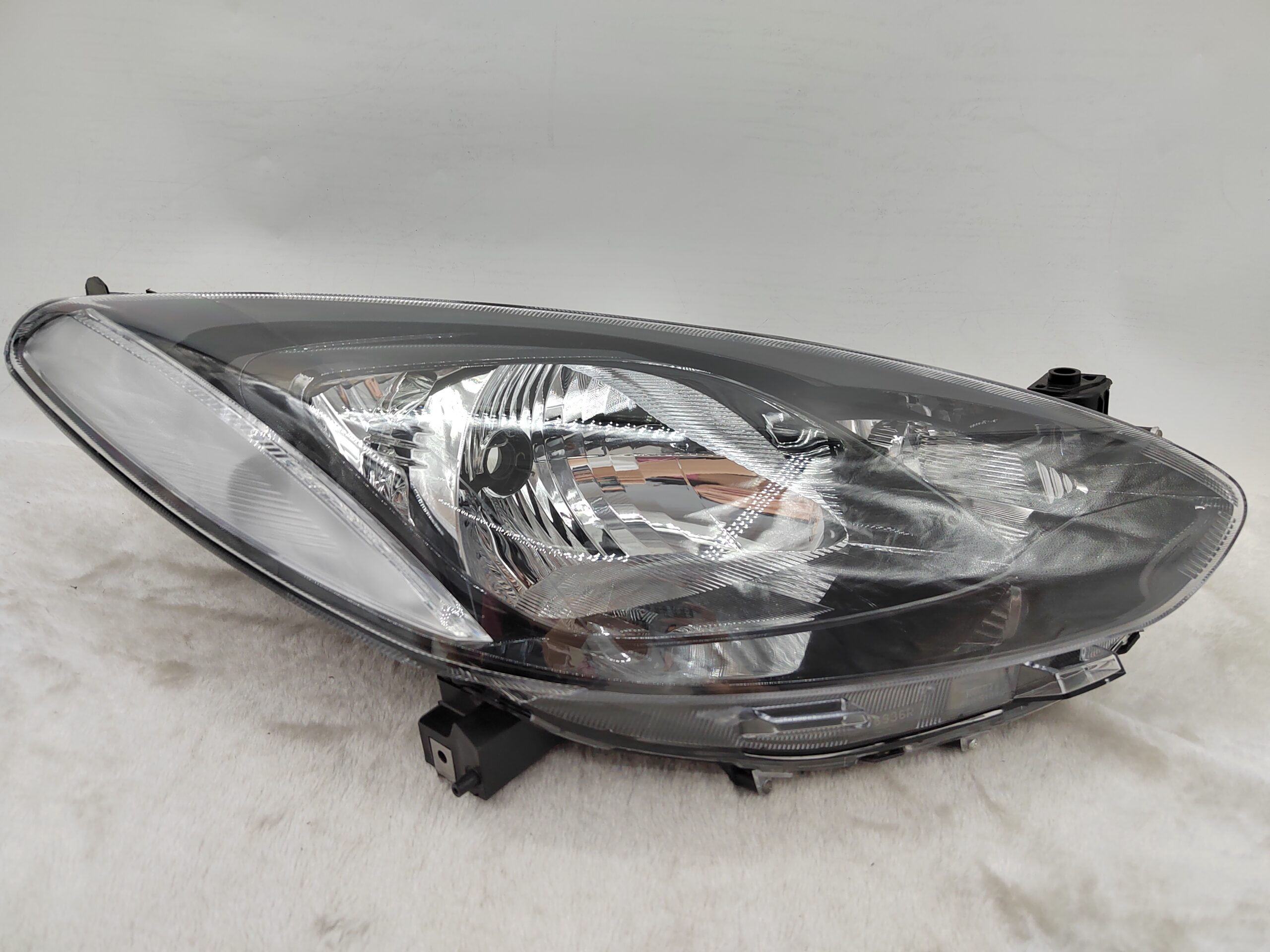 MAZDA 2 2007-2013 HALOGEN R.H.S HEADLIGHT ASSEMBLY