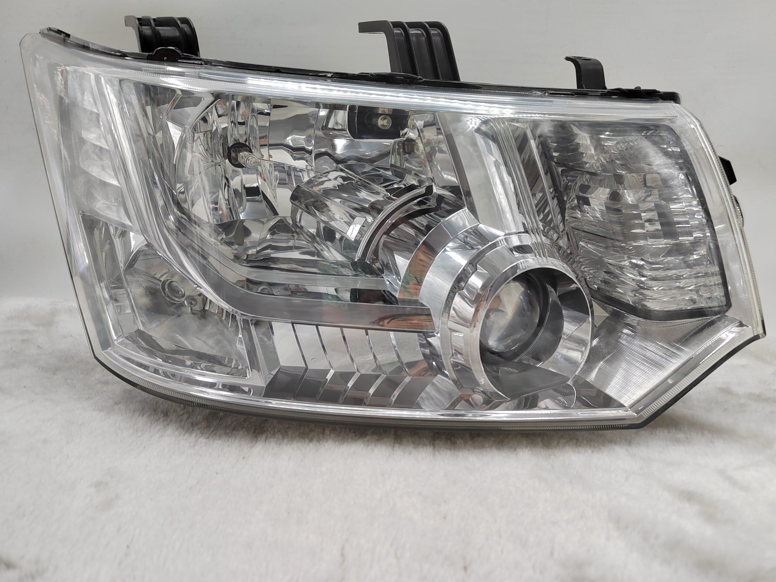 MITSUBISHI DELICA D5 2007-2009 XENON R.H.S HEADLIGHT ASSEMBLY