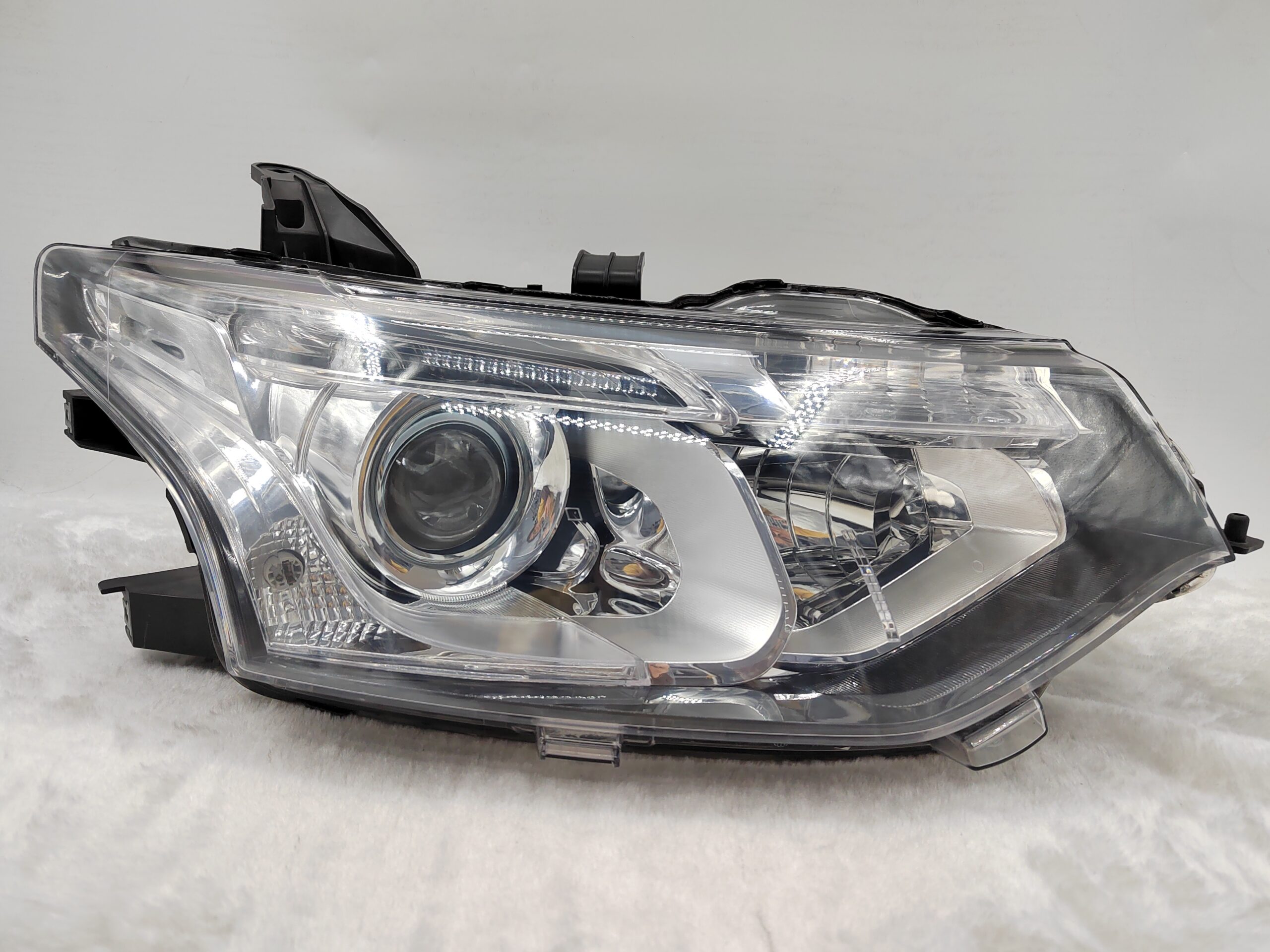 MITSUBISHI OUTLANDER 2013-2015 XENON R.H.S HEADLIGHT ASSEMBLY