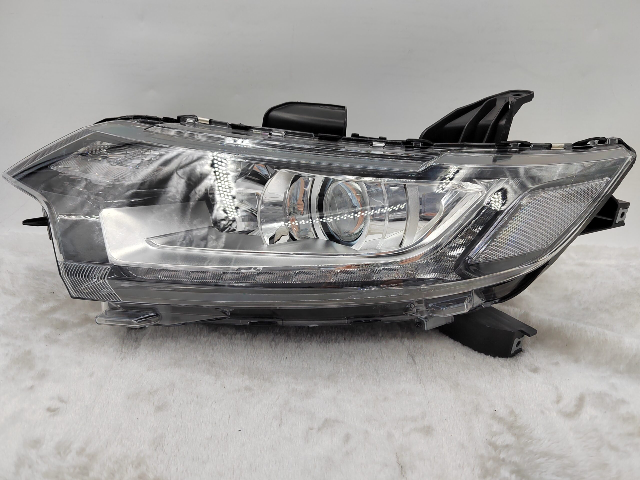 MITSUBISHI OUTLANDER 2016-2020 HALOGEN L.H.S HEADLIGHT ASSEMBLY