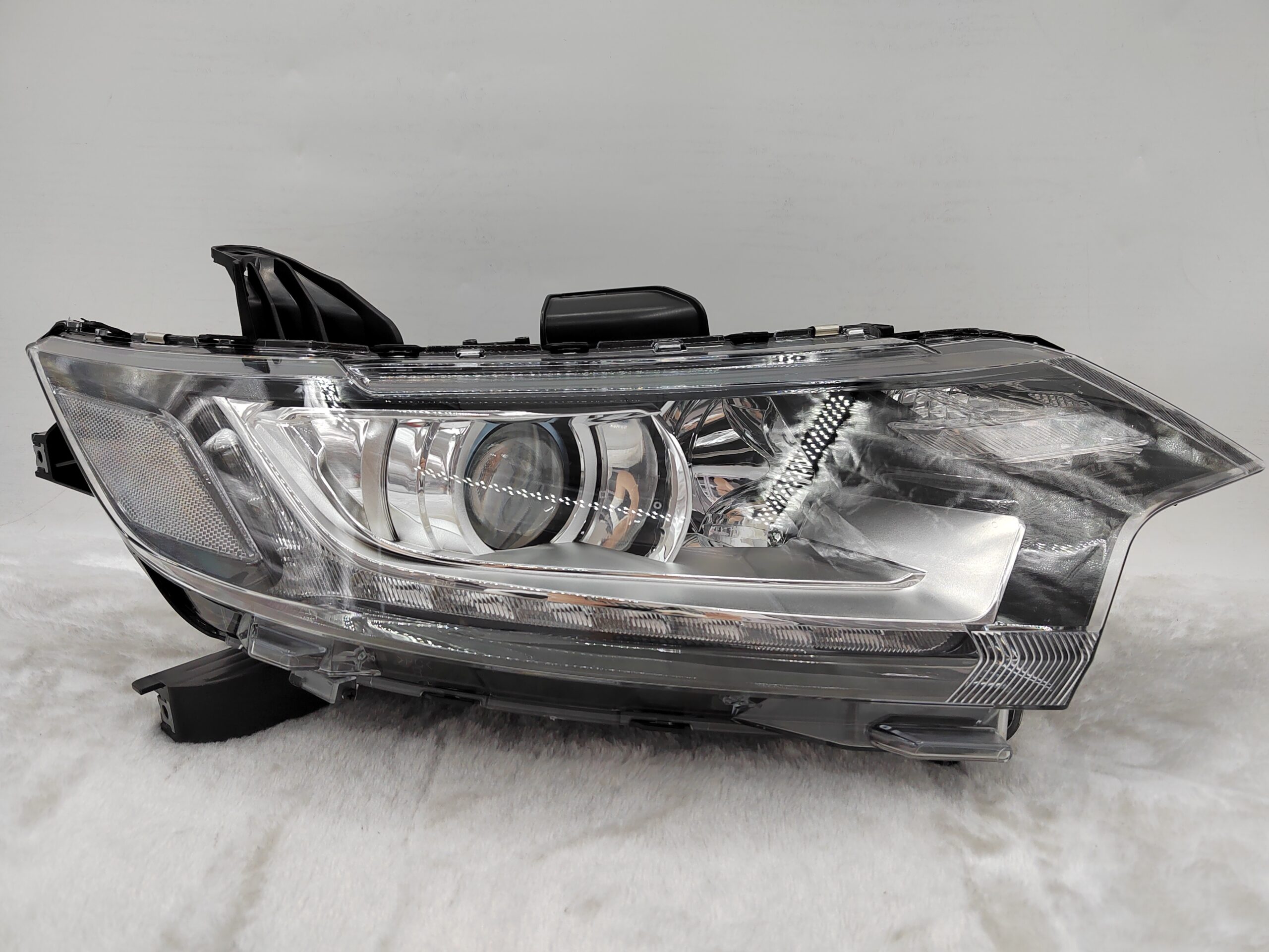 MITSUBISHI OUTLANDER 2016-2020 HALOGEN R.H.S HEADLIGHT ASSEMBLY