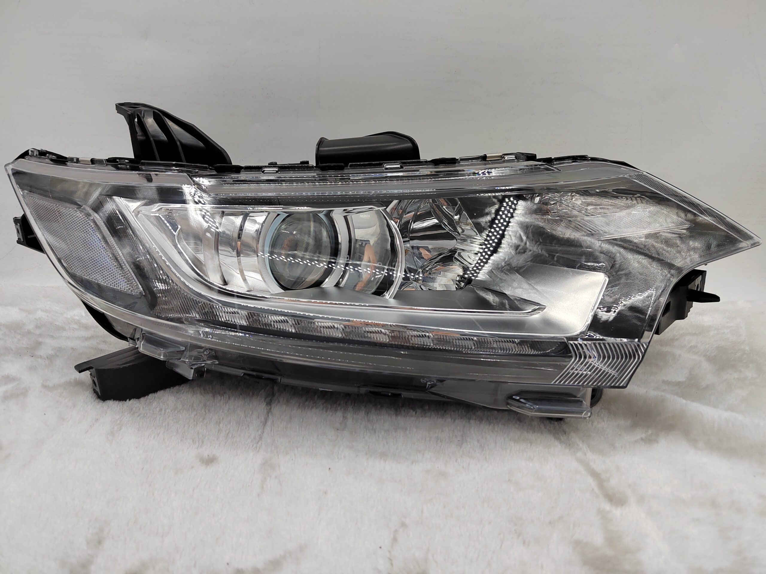 MITSUBISHI OUTLANDER 2016-2020 HALOGEN R.H.S HEADLIGHT ASSEMBLY