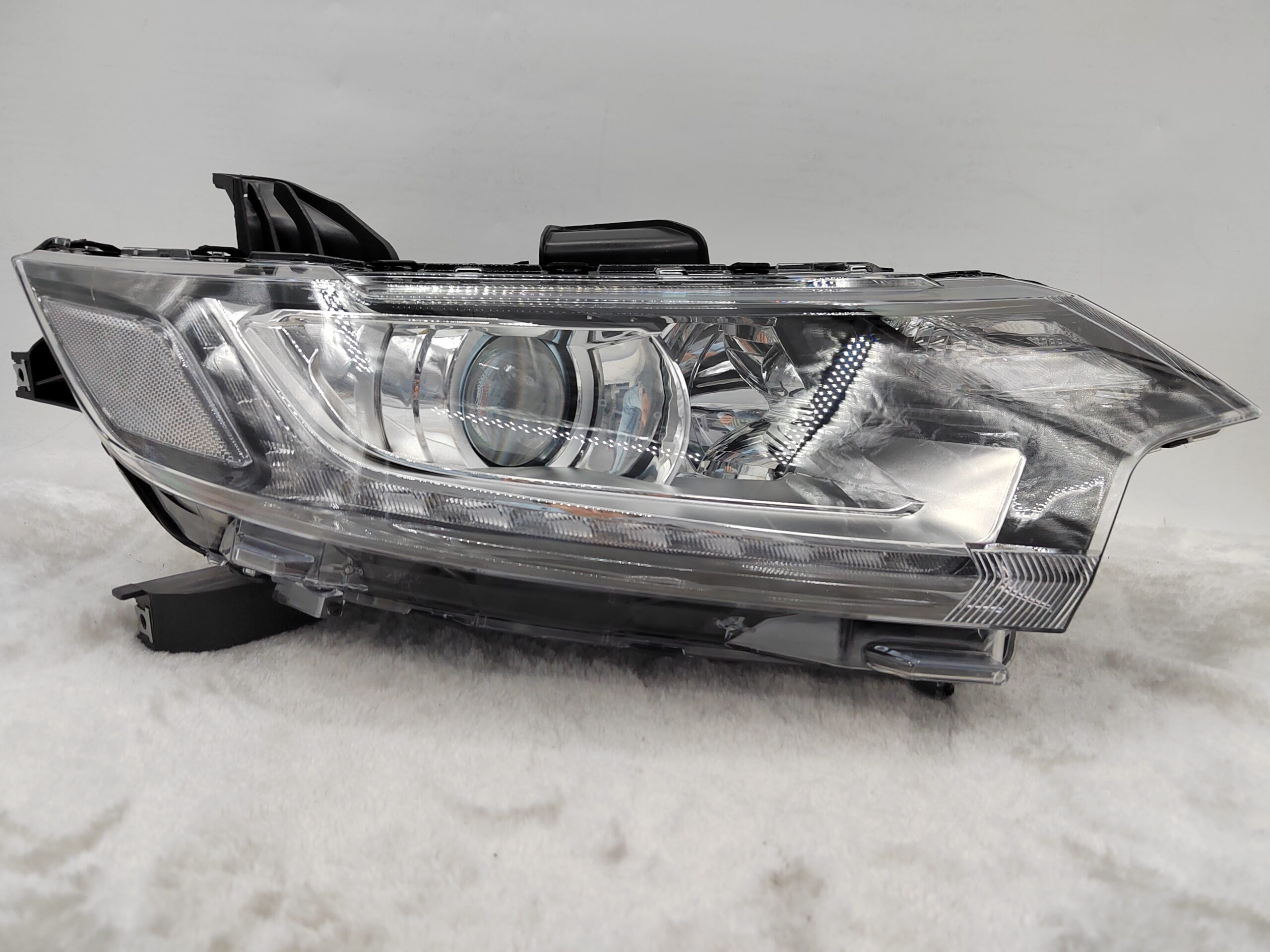 MITSUBISHI OUTLANDER 2016-2020 HALOGEN R.H.S HEADLIGHT ASSEMBLY