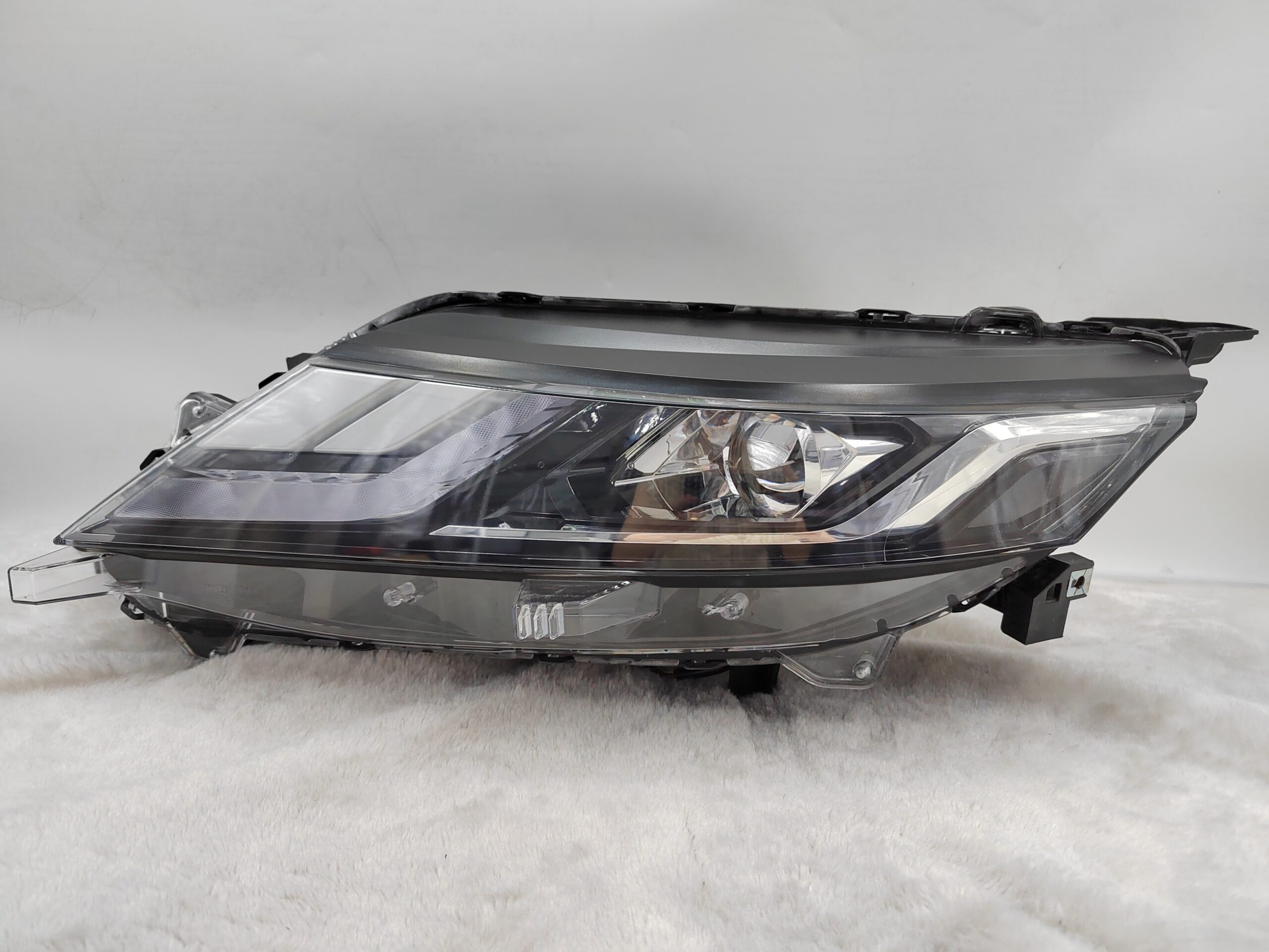 MITSUBISHI TRITON L200 2019-2023 HALOGEN L.H.S HEADLIGHT ASSEMBLY