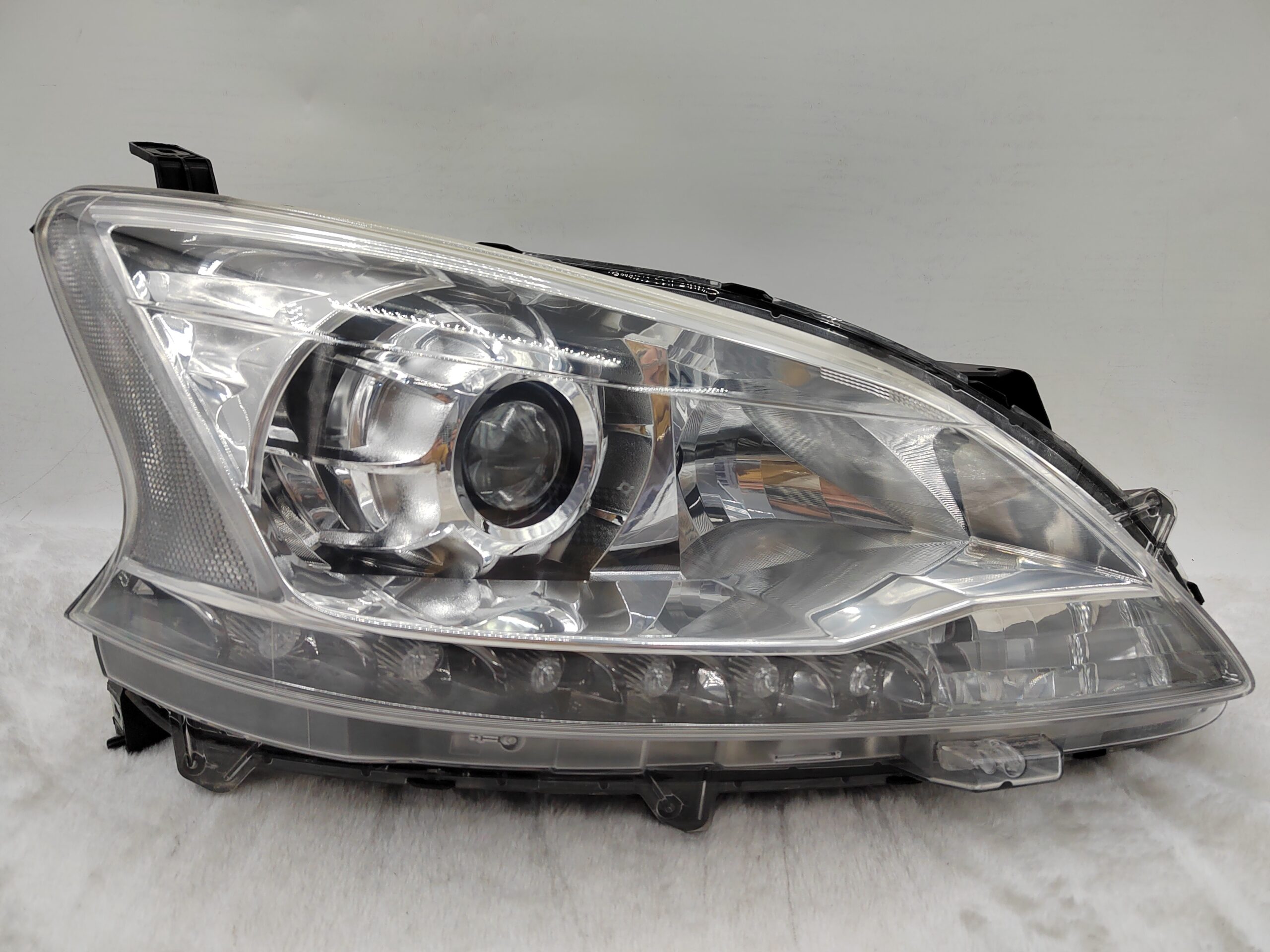 NISSAN SENTRA PULSAR 2013-2015 XENON R.H.S HEADLIGHT ASSEMBLY